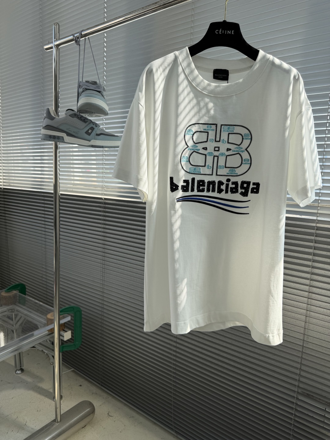 NO:909025,-Balenciag letter embroidered logo T-shirt, loose fit, made of 270g double yarn pure cotton fabric supplied by customers, ready-to-wear wash, silky to the touch and super flexible and comfortable, oversize version, comfortable and stylish, classic Logo three-dimensional embroidery on the chest. The embroidery uses Japanese Tajima embroidery machine to create ultra-expensive three-dimensional letters with tens of thousands of stitches, fine workmanship, full fonts, clear three-dimensional style, classic large silhouette and large dropped shoulders, as lazy and casual as ever  Highly personalized and highly stretchable. The neckline fits the neck slightly. The upper body is more energetic and fashionable. A commuting style that is not afraid of seasonal wear. It can be worn inside or outside. Same style for men and women. Sizes S M L XL XXL, balenciaga, versace, tees, t-shirt,19860909-Balenciag 字母刺绣logoT恤 宽松版型 采用客供270克双纱纯棉面料 成衣水洗 手感丝滑有着超强的柔韧舒适性 oversize版型 舒适有型 胸前经典Logo立体绣花 刺绣采用日本田岛绣花机打造超昂贵立体字母万万针精工饱满字体清晰立体 经典的大廓形大落肩版型 一如既往的慵懒随性 极富个性穿着舒展性极强 领口微微贴合颈部 上身更精神更显时髦感 无惧季节性穿搭的通勤款式 可内搭可外穿 男女同款 尺码S M L XL XXL,,balenciaga,versace,tees，t-shirt,,Men's clothing
