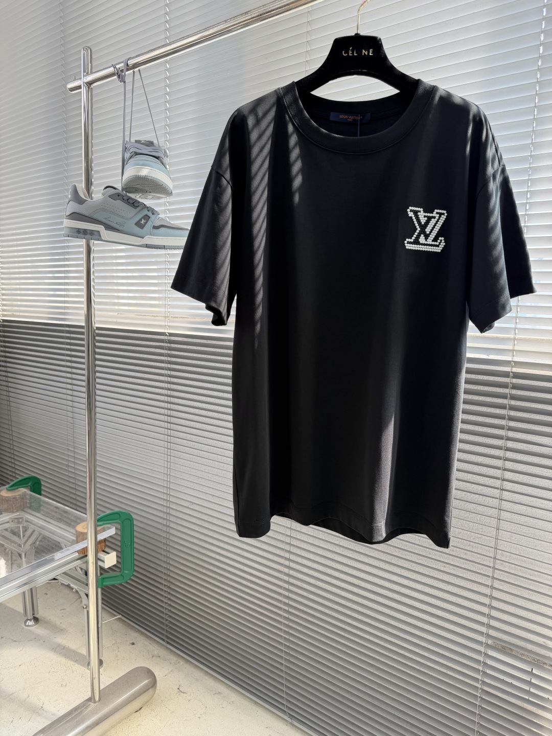 -驴牌     26ss新款刺绣圆领短袖T恤以100%精梳棉为基底，采用210g重磅平纹针织织造，布面肌