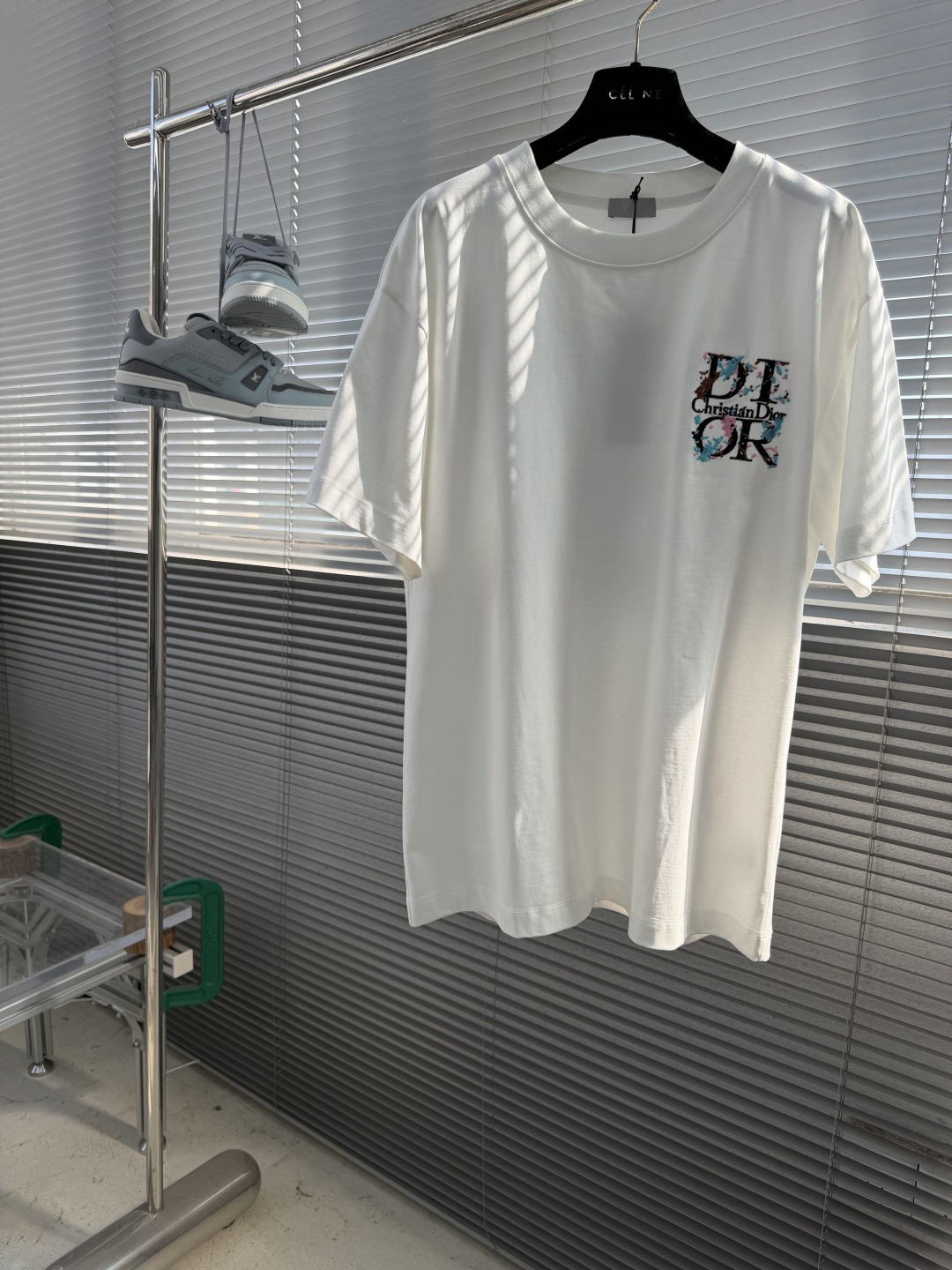 NO:909019,-Dio 2026SS new spring and summer casual short TEE, made of imported high-quality high-count pure cotton fabric, comfortable and breathable, with great texture!  Heavy embroidery and embossed logos are outlined on the front and back. The workmanship is exquisite and the pattern is super correct!  Same style for men and women, fashionable and versatile upper body, sizes S M L XL XXL, dior,19860909-Dio 2026SS春夏新品休闲短TEE,进口优质高支纯棉面料打造,舒适透气,质地超赞！前、后勾勒重工刺绣浮雕标识,工艺精湛,版型超正！ 男女同款,上身时尚百搭 尺码S M L XL XXL,,dior,,Men's clothing