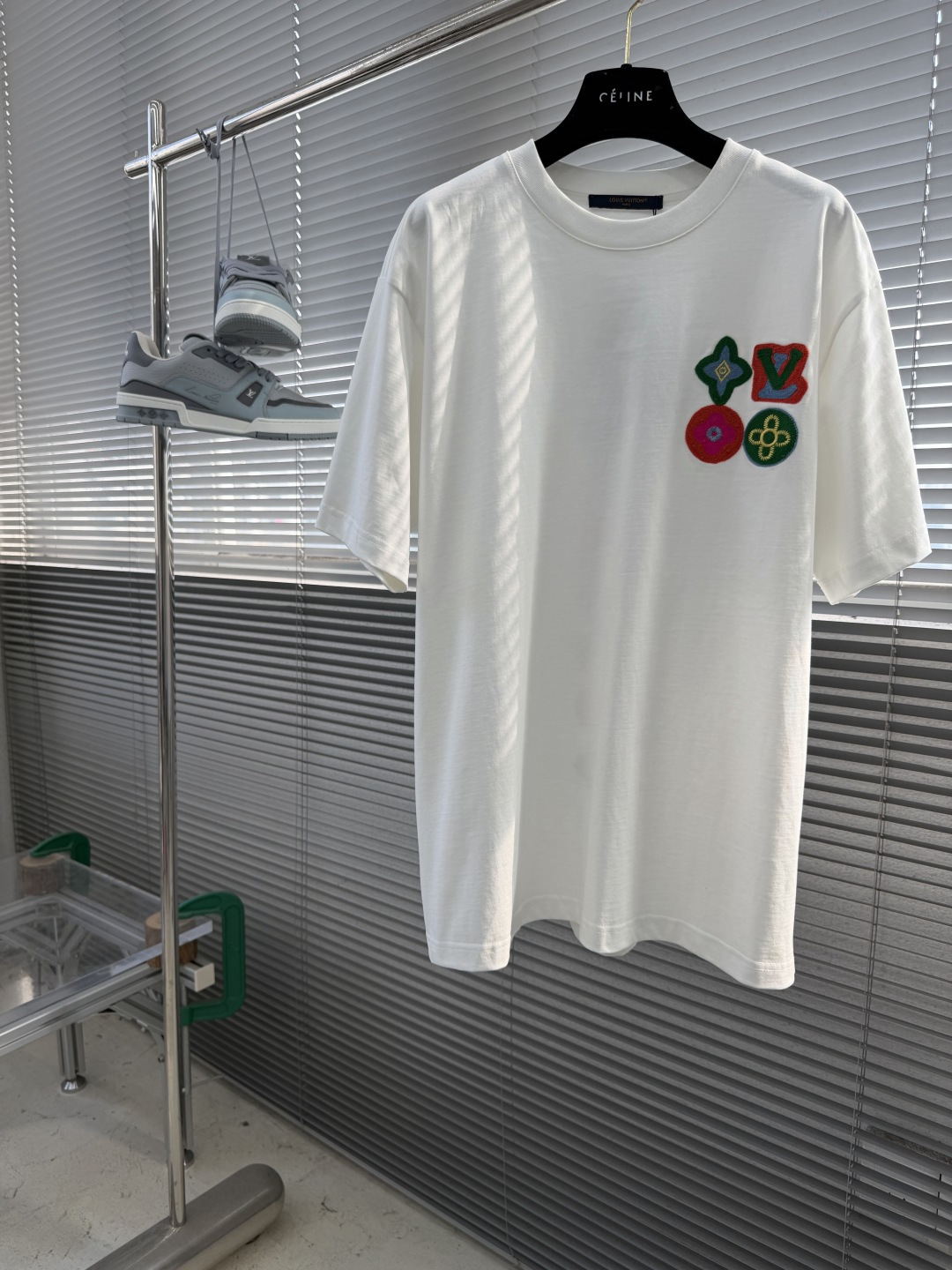 NO:912769,-Donkey Brand 26ss new embroidered round neck short-sleeved T-shirt is based on combed cotton and woven with 210g heavyweight plain knitting. The fabric texture is solid and delicate, with a crisp drape and moisture-absorbing and breathable performance. It is suitable for daily wear in many scenarios.  The ready-made garments are lightly fried and washed. On the basis of retaining the original texture of cotton fiber, the color is given with soft old-fashioned smudged layers, which weakens the stiffness of new garments and presents a retro and relaxed visual tone. The chest area uses flat embroidery technology to present the brand logo three-dimensionally. The stitching is fine and full, and is matched with dark patterns of the same color to create a low-key and luxurious visual hierarchy through light and dark contrast. Exquisite craftsmanship details are injected into the basic style, which is both practical and high-end. Size S M L XL  XXL,,louis vuitton,T-shirt,tees,t-shirt,19860909-驴牌 26ss新款刺绣圆领短袖T恤 以精梳棉为基底,采用210g重磅平纹针织织造,布面肌理扎实细腻,兼具挺括垂坠感与吸湿透气性能,适配多场景日常穿搭 成衣经轻微炒色洗水工艺处理,在保留棉纤维原生质感的基础上,赋予色泽柔和的做旧晕染层次,弱化新成衣的生硬感,呈现复古松弛的视觉调性 胸前区域以平绣工艺立体呈现品牌标识,针脚细密饱满,搭配同色系扒印暗纹,通过明暗对比营造低调奢华的视觉层次,在基础款型中注入精致工艺细节,兼具实穿性与高级感 尺码S M L XL XXL,,louis vuitton,T-shirt,tees，t-shirt,,Men's clothing
