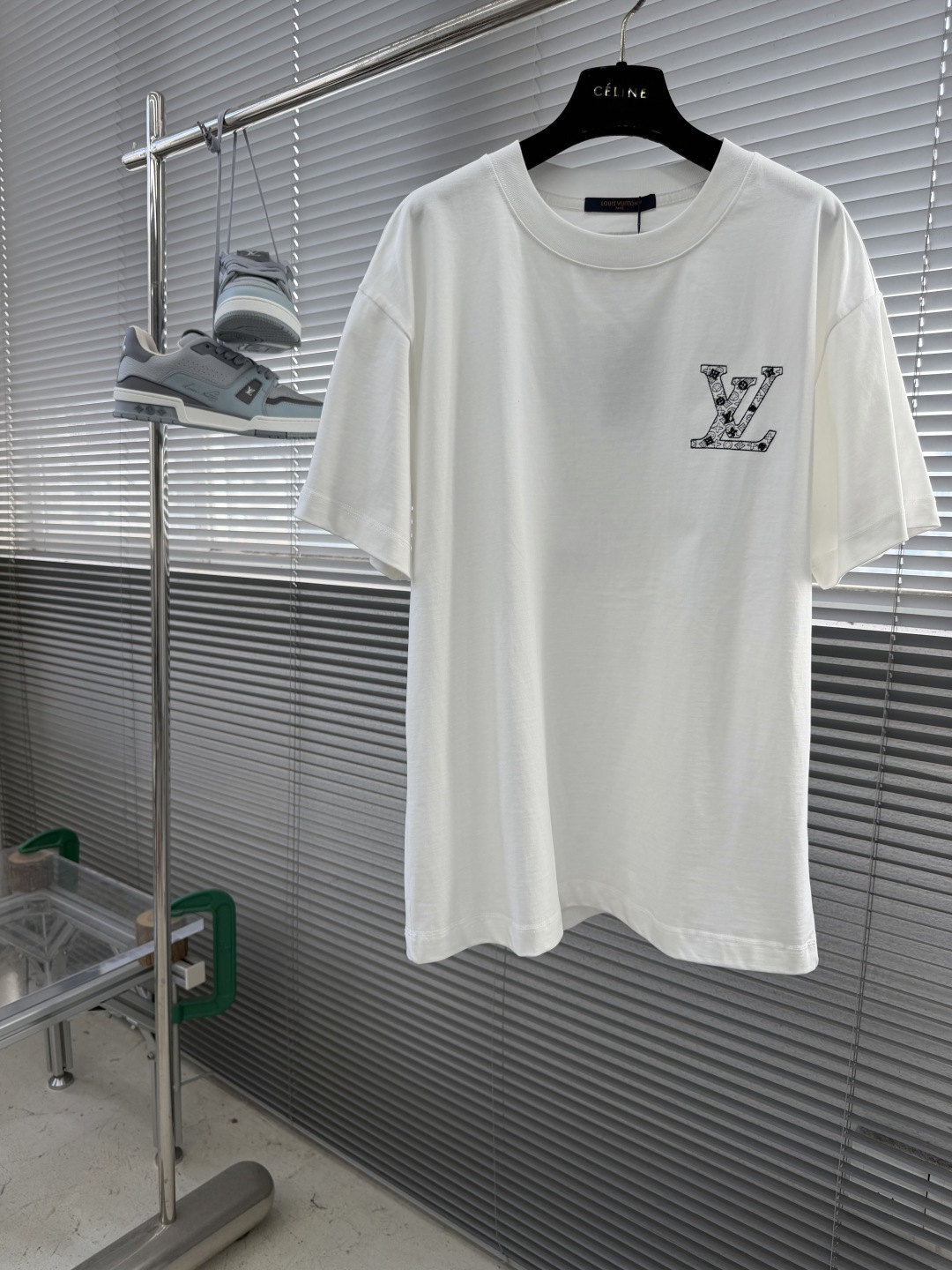 NO:912766,-VLTN 26ss new embroidered round neck short-sleeved T-shirt is based on combed cotton and woven with 210g heavyweight plain knitting. The fabric texture is solid and delicate, with a crisp drape and moisture-absorbing and breathable performance. It is suitable for daily wear in many scenarios.  The ready-made garments are lightly fried and washed. On the basis of retaining the original texture of cotton fiber, the color is given with soft old-fashioned smudged layers, which weakens the stiffness of new garments and presents a retro and relaxed visual tone. The chest area uses flat embroidery technology to present the brand logo three-dimensionally. The stitching is fine and full, and is matched with dark patterns of the same color to create a low-key and luxurious visual hierarchy through light and dark contrast. Exquisite craftsmanship details are injected into the basic style, which is both practical and high-end. Size S M L XL  XXL,,T-shirt,tees,t-shirt,19860909-VLTN 26ss新款刺绣圆领短袖T恤 以精梳棉为基底,采用210g重磅平纹针织织造,布面肌理扎实细腻,兼具挺括垂坠感与吸湿透气性能,适配多场景日常穿搭 成衣经轻微炒色洗水工艺处理,在保留棉纤维原生质感的基础上,赋予色泽柔和的做旧晕染层次,弱化新成衣的生硬感,呈现复古松弛的视觉调性 胸前区域以平绣工艺立体呈现品牌标识,针脚细密饱满,搭配同色系扒印暗纹,通过明暗对比营造低调奢华的视觉层次,在基础款型中注入精致工艺细节,兼具实穿性与高级感 尺码S M L XL XXL,,T-shirt,tees，t-shirt,,Men's clothing