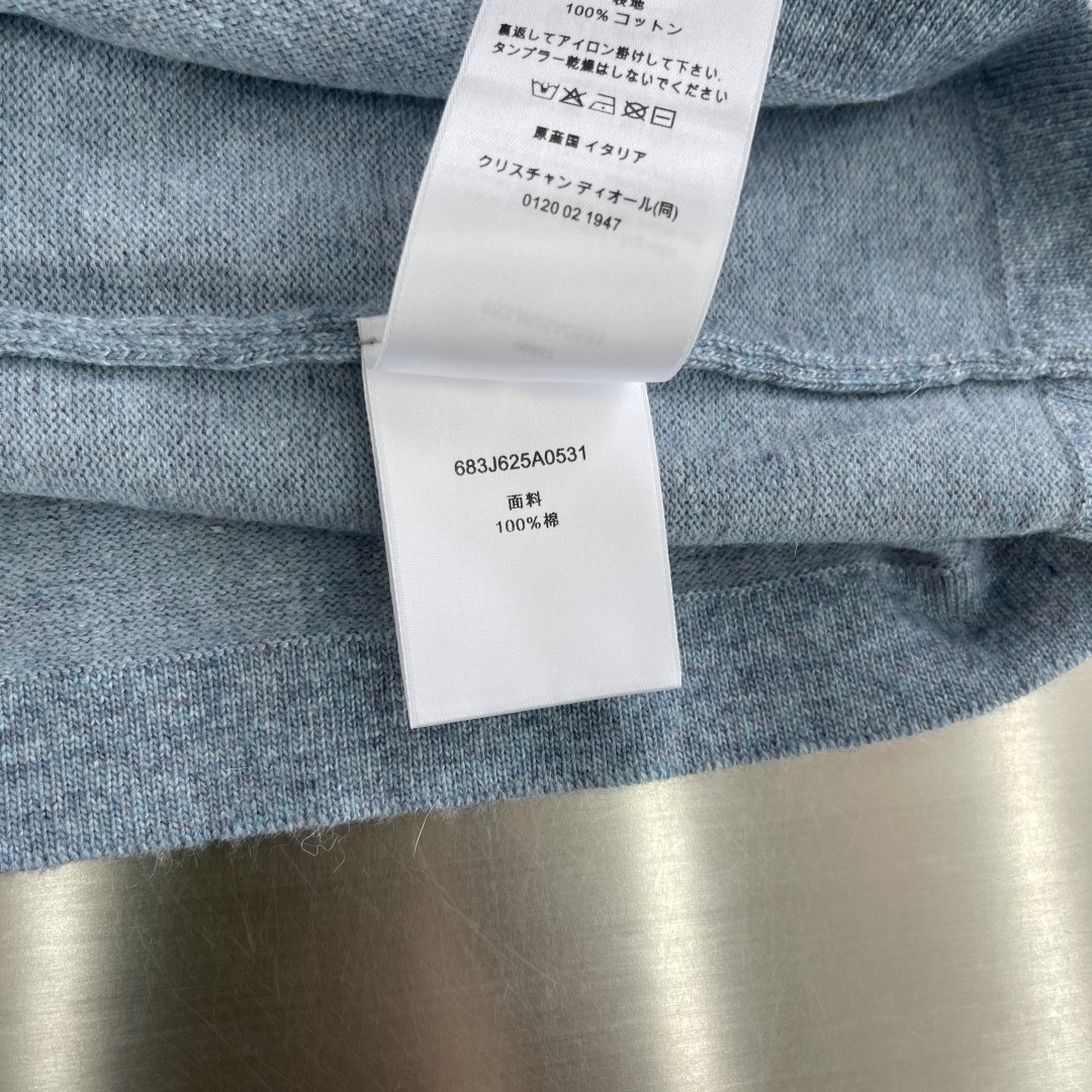 -Dio    刺绣标识针织POLO衫采用15%羊毛，75%绵刺绣采用3D立体，整针数约为1000针。成