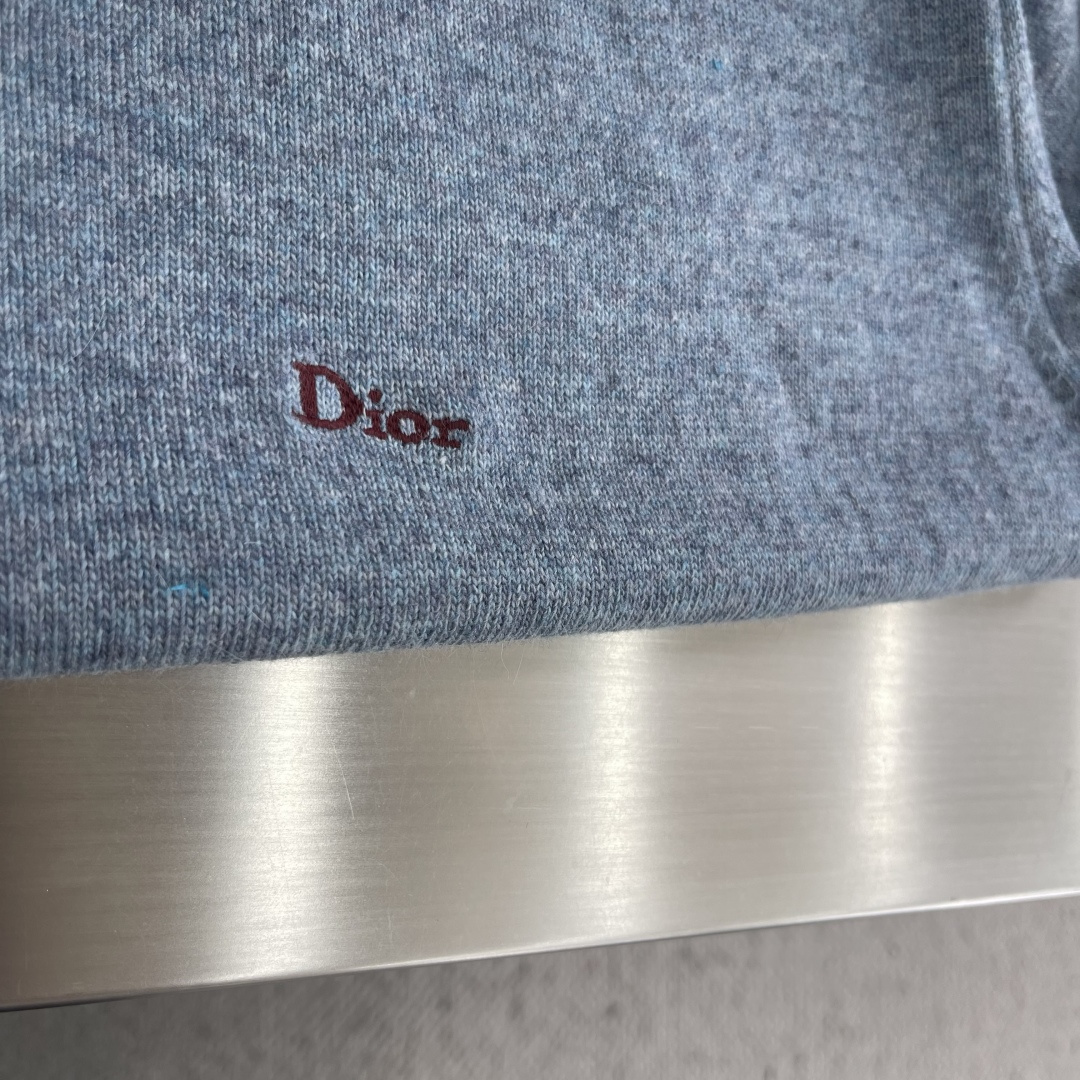 -Dio    刺绣标识针织POLO衫采用15%羊毛，75%绵刺绣采用3D立体，整针数约为1000针。成
