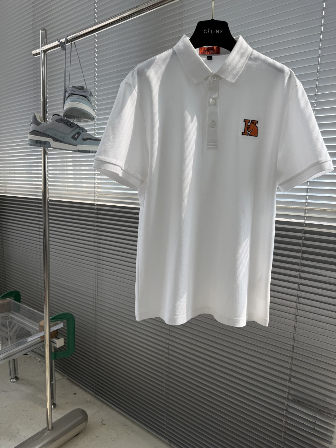 NO:905270,-Herme* 2026 spring and summer new lapel polo shirt, simple, fashionable and versatile, high-end quality, embroidered logo pattern design on the chest, customized high-quality pique cotton fabric, comfortable to wear, breathable, high-grade and textured, simple and decent, fashionable without losing personality, casual and casual upper body, handsome and stylish, showing big-name temperament. Size M-4XL (maximum wear is about 200 pounds, please state your height and weight when placing an order),,hermes,19860909-Herme* 2026春夏新款翻领Polo衫  简洁时尚百搭 高端品质 胸前刺绣logo图案设计 定制优质珠地棉面料 穿着舒适 透气 档次高很有质感 简单大方得体 时尚不失个性 上身休闲随性 帅气有型 彰显大牌气质. 尺码M-4XL (最大可穿200斤左右 下单请报身高体重),,hermes,,Men's clothing