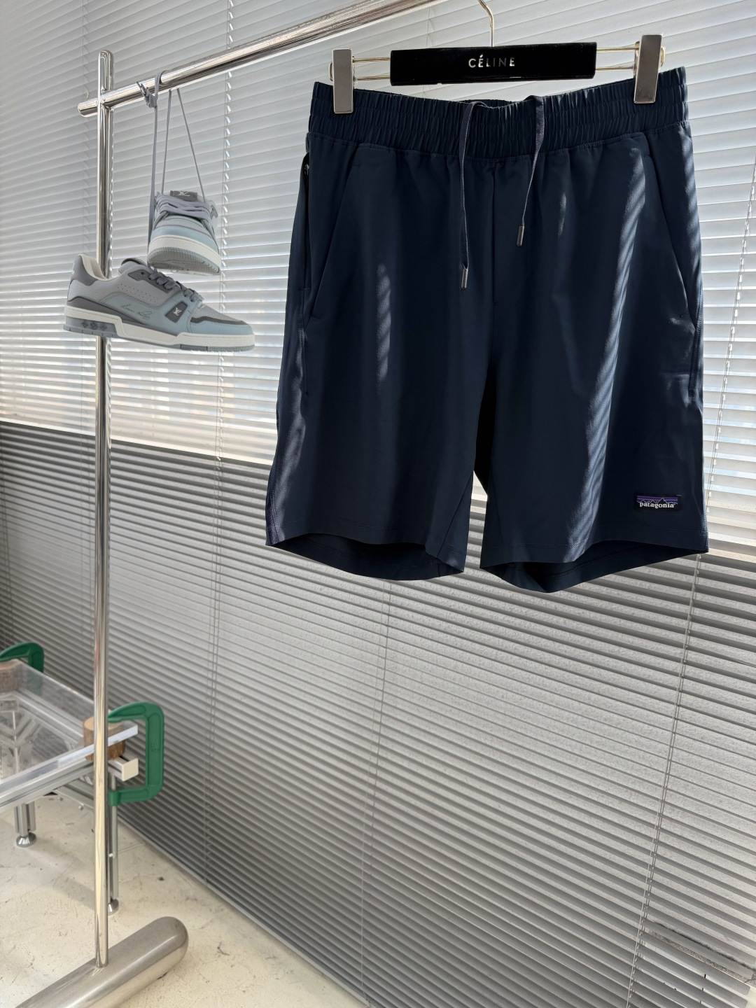 NO:912765,-Patagonia quick-drying breathable outdoor functional shorts | lightweight outdoor ceiling.  The classic Patagonia mountain range embroidery logo is used on the side of the pants, which low-key highlights the brand's outdoor genes and is an iconic symbol for outdoor enthusiasts. It uses high-elastic and quick-drying fabrics with built-in UPF sun protection function. It is light and breathable, moisture-wicking and sweat-wicking, saying goodbye to stuffiness and stickiness. It is loose and straight-cut with elastic.  The waistband and drawstring design are not flattering on your figure, taking into account both comfort and freedom of movement. The side zipper pockets and rear mesh breathable design are practical and breathable. The precision seaming process and neat wiring restore the brand-level outdoor functional texture and are suitable for various outdoor scenes such as mountaineering, hiking, and camping.  Size M-3XL,,shorts,19860909-Patagonia 速干透气户外机能短裤 | 轻量户外天花板. 裤侧采用经典Patagonia山脉刺绣标,低调彰显品牌户外基因,是户外爱好者的标志性符号.甄选高弹速干面料,自带UPF防晒功能,轻薄透气,吸湿排汗,告别闷热黏腻；宽松直筒剪裁,搭配松紧腰头与抽绳设计,不挑身材,兼顾舒适与活动自由度.侧边拉链口袋+后网眼透气设计,实用又兼顾透气；精密锁边工艺,走线工整利落,还原品牌级别的户外机能质感,适配登山、徒步、露营等多种户外场景. 码数M-3XL,,shorts,,Men's clothing