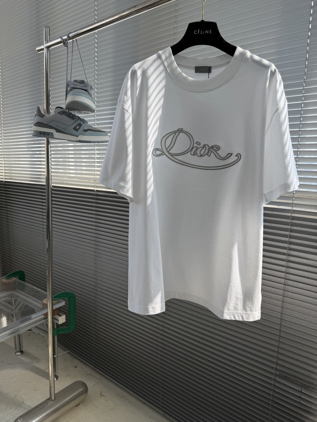 NO:912787,-Dio 2026 new summer product, simple, fashionable and casual round neck short-sleeved T-shirt, original imported fabric, comfortable and breathable, top embroidery technology letter pattern logo, extremely high grade, unique design, fashionable and handsome upper body!  Color White Black Pink Blue Size S-XL, dior, T-shirt, tees, t-shirt,19860909-Dio 2026夏季新品,简约时尚休闲圆领短袖T恤,原版进口面料,舒适透气,顶级刺绣工艺字母图案logo,档次极高,独特设计,上身时尚帅气！ 颜色白色 黑色 粉色 蓝色 码数S-XL,,dior,T-shirt,tees，t-shirt,,Men's clothing