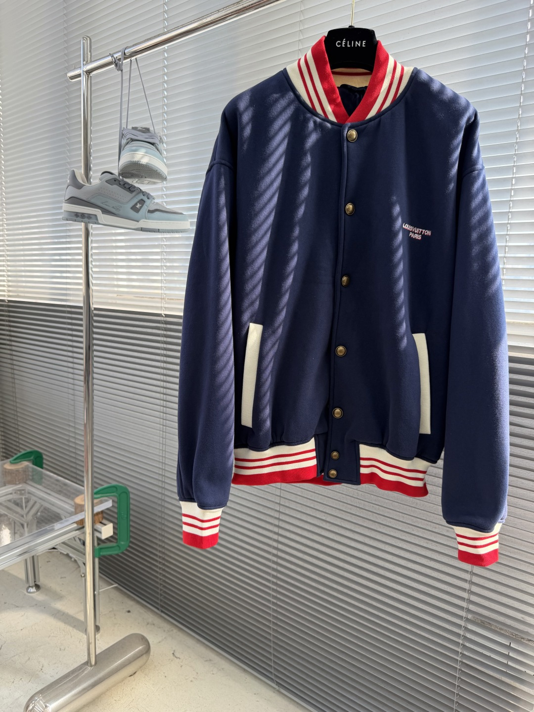 NO:917458,-The American college-style baseball jacket from Donkey Brand's 2026 early autumn series is inspired by classic campus style, featuring retro contrasting colors and exquisite details. The main color is dark navy blue, with off-white and burgundy stripes, rich in visual layers and full of retro feel. The collar, cuffs, and hem are all designed with contrasting ribbing, and there is 'LOUI* VUITTO* PARIS' embroidery on the chest, low-key highlighting the brand identity.  The loose silhouette, embellished with gold buttons, has both a casual and high-end feel, and is suitable for daily outings or light business occasions. Pair it with jeans or casual pants to create a slimmer ratio of 'long at the top and short at the bottom', making it easy to wear with a lazy and fashionable feel. Wear it with a solid color T-shirt or high collar base to highlight the visual focus of the jacket, suitable for layering in autumn and winter. Size S M L XL,, Louis vuitton, Louis vuitton, jeans, jackets & coats, jackets &  coats,tees,t-shirt,19860909-驴牌 2026早秋系列的美式学院风棒球夹克,设计灵感源自经典校园风格,主打复古撞色与精致细节.深海军蓝主色调,搭配米白与酒红条纹,视觉层次丰富,复古感拉满. 领口、袖口、下摆均采用撞色罗纹设计,胸前有”LOUI* VUITTO* PARIS”刺绣,低调彰显品牌身份. 宽松廓形,金色纽扣点缀,兼具休闲感与高级感,适合日常出街或轻商务场合. 搭配牛仔裤或休闲裤,打造“上长下短”的显瘦比例,轻松穿出慵懒时髦感. 内搭纯色T恤或高领打底,突出外套的视觉焦点,适合秋冬叠穿. 码数S M L XL,,louis vuitton,louis vuitton,jeans,jackets & coats,jackets & coats,tees，t-shirt,,Men's clothing