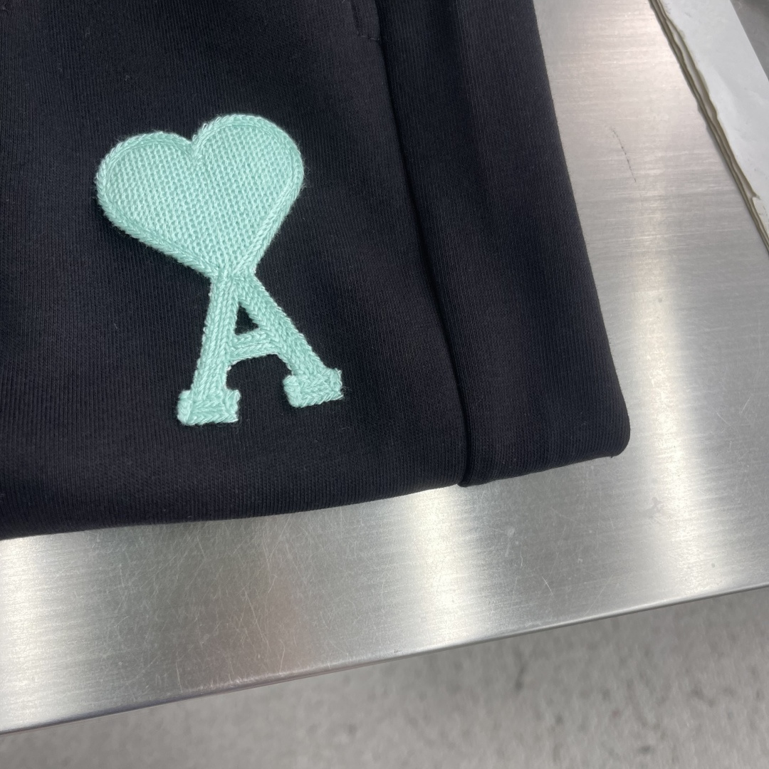 -Ami    铁塔爱心💗元素短裤棉感，质感好前面立体剪裁完美的休息身材🥰微微阔版型男女同款码数：S-X