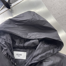 -Celin* 饰刺绣连帽夹克采用聚酯长丝平纹精密编织织造,丝线经过高温加捻定型处理,经纬线高密 -Celin* 饰刺绣连帽夹克采用聚酯长丝平纹精密编织织造,丝线经过高温加捻定型处理,经纬线高密
