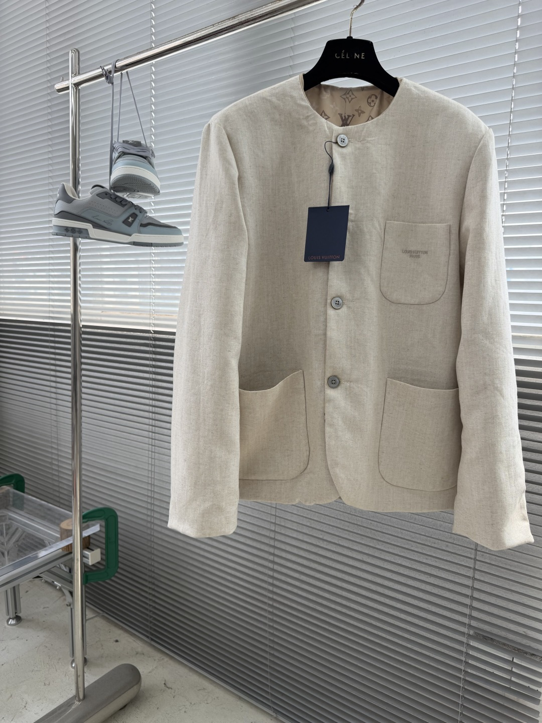 NO:917460,-Donkey Brand MONOGRAM Reversible Collarless Jacket This tailored reversible collarless jacket is made of cotton and linen blended materials, full of summer atmosphere, and interprets versatile styles. The front is low-key and elegant, with an embroidered logo on the chest and elegant pearlescent buttons. The reverse is decorated with a mottled camouflage style Monogram Surplus print, making the Louis Vuitton classic pattern vivid in everyday looks. Standard fit 46 viscose, 35 cotton, 19 linen  Pearlescent button placket on the front, elegant front, patch pockets, chest pocket with embroidered logo, printed reverse, selvage pockets and flap pockets, size 46 48 50 52,,louis vuitton,louis vuitton,jackets & coats,19860909-驴牌 MONOGRAM 双面无领夹克 本款精裁双面无领夹克选用棉和亚麻混纺材质,满蕴夏日气息,演绎多变风格.正面低调素雅,胸前点缀刺绣标识,搭配雅致的珠光纽扣.反面饰以斑驳的迷彩风 Monogram Surplus 印花,令路易威登经典图案跃然于日常造型. 标准版型 46 粘胶纤维,35 棉,19 亚麻 珠光纽扣前襟 素雅正面 贴袋 胸袋点缀刺绣标识 印花反面 镶边口袋和翻盖口袋 码数46 48 50 52,,louis vuitton,louis vuitton,jackets & coats,,Men's clothing