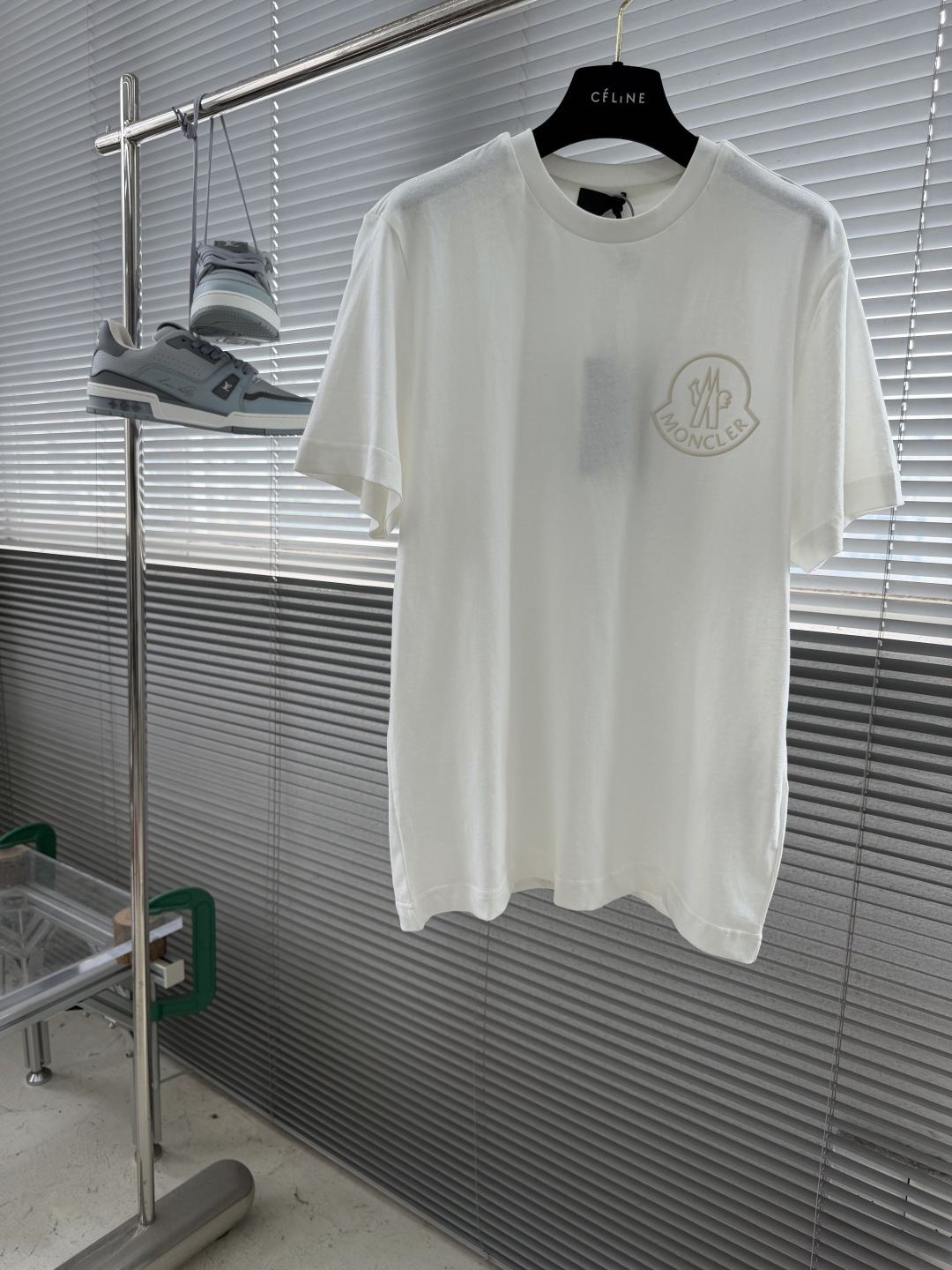 NO:905400,-mon 26SS three-dimensional logo cotton short-sleeved T-shirt, 16-count linen-feel fine cotton plain weave 200g, matching ribbing, stencil printing, stencil embroidery, fabric wash, 11 customized accessories and accessories, size S M L  47.4,,T-shirt,tees,t-shirt,19860909-mon 26SS立体徽标棉质短袖T恤 16支麻感精疏棉平纹布200克 配套罗纹 模版印花 模版刺绣 面料酵洗 11订制辅料、配件 码数S M L XL 衣长69.8 71 72.2 73.4 胸围 105 109 112 116 肩宽43.8 45 46.2 47.4,,T-shirt,tees，t-shirt,,Men's clothing