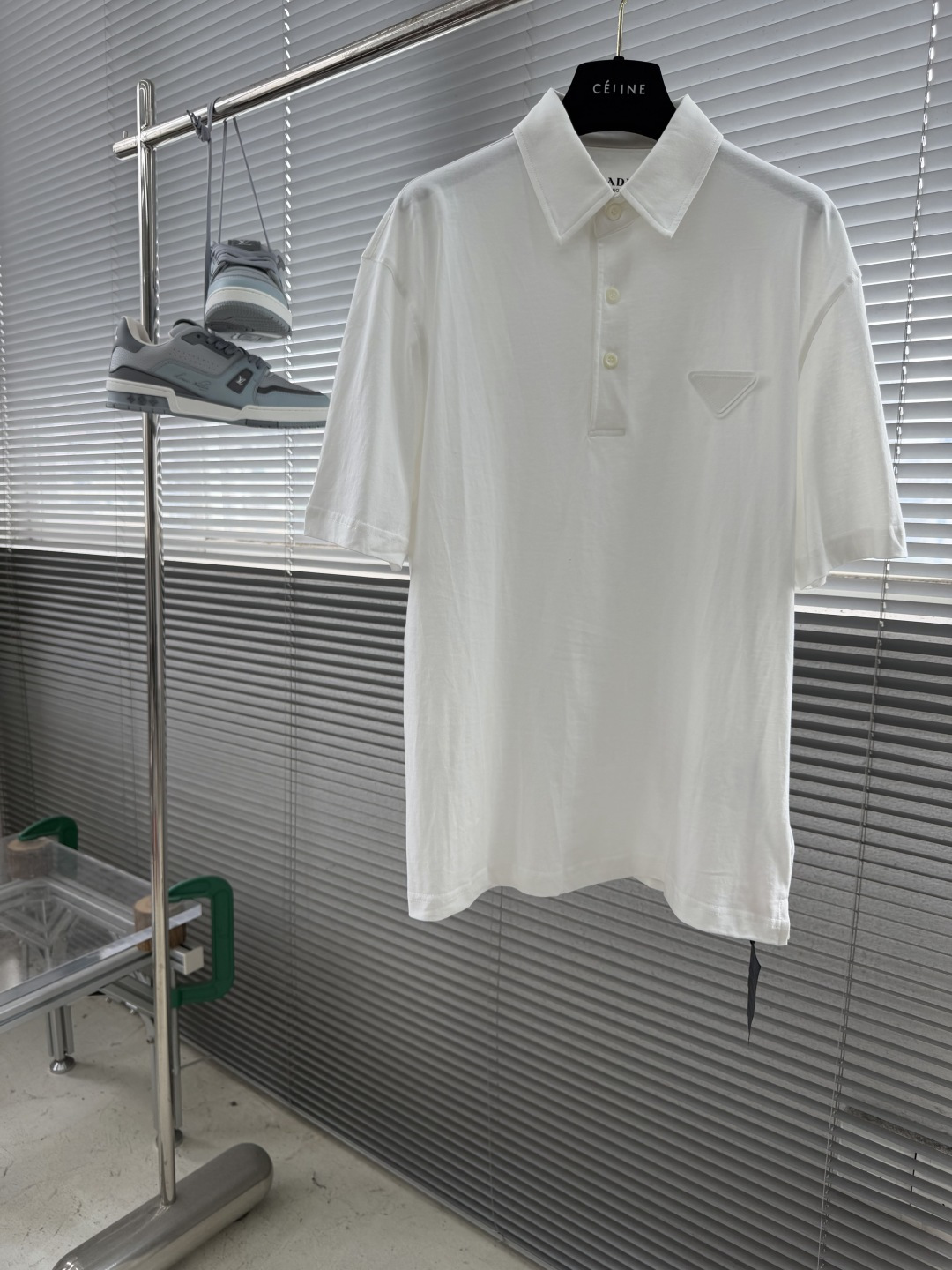 NO:912774,-PRAD Triangle Logo Polo Shirt Custom-made Yunjing Luxurious Combed Cotton Delicate and soft, comfortable and skin-friendly. Made of pure white as the base, as clear and elegant as moonlight. Simple and clean, showing a noble aura. The classic lapel Polo version outlines a neat silhouette. The same color inverted triangle label on the left chest is silently embellished. The minimalist symbol anchors the brand gene. Low-key and restrained yet highly recognizable. Shows Italian restrained elegance in silent places. Uses imported machine sewing technology.  Use advanced computer control system and precision mechanical components to realize the triangle logo sewing operation with high precision. The lines are smooth and delicate. The fabrics have been fermented and washed for a better hand feel. Not easy to deform, not easy to shrink, not easy to fade, and maintain long-term beauty. Size S M L19860909-PRAD 三角徽标Polo衫 定制云境奢柔精梳棉 细腻柔软 舒适亲肤 以纯净素白为底 如月光般清透雅致 简约干净间尽显矜贵气场 经典翻领Polo版型勾勒利落轮廓 左胸同色系倒三角贴标静默缀饰 以极简符号锚定品牌基因 低调内敛却极具辨识度 于无声处彰显意式克制奢雅 采用进口机缝制工艺 使用先进的计算机控制系统和精密的机械部件 实现三角徽标缝制作业 精度高 线条流畅而细腻 面料都经过酵洗 手感质感更佳 不易变形 不易缩水 不易褪色 保持长久的美观 码数 S M L XL 胸围 106110114 衣长67697173 肩宽46.5 48 49.5 51,,prada,,Men's clothing