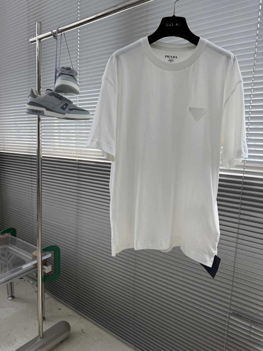 NO:912771,-PRAD Triangle Logo Short Sleeves Customized Italian handcrafted virgin cotton. Delicate and soft, comfortable and skin-friendly. Made of pure white as the base, as clear and elegant as moonlight. Simple and clean, showing a noble aura. The inverted triangle label on the left chest of the same color is silently decorated. A minimalist symbol anchors the brand gene. It is low-key and restrained but highly recognizable. It abandons flashy minimalist design. Based on the philosophy of less is more, it perfectly interprets Italian restrained elegance.  Adopt imported machine sewing technology and use advanced computer control system and precision mechanical components to realize the triangle logo sewing operation. High precision. The lines are smooth and delicate. The fabrics have been fermented and washed. The texture is better. Not easy to deform. Not easy to shrink. Not easy to fade. Maintain long-term beauty. Size S M L  56,,prada,T-shirt,19860909-PRAD 三角徽标短袖 定制意式匠造原生棉 细腻柔软 舒适亲肤 以纯净素白为底 如月光般清透雅致 简约干净间尽显矜贵气场 左胸同色系倒三角贴标静默缀饰 以极简符号锚定品牌基因 低调内敛却极具辨识度 摒弃浮华的极简设计 于少即是多的哲思中 完美诠释意式克制奢雅 采用进口机缝制工艺 使用先进的计算机控制系统和精密的机械部件 实现三角徽标缝制作业 精度高 线条流畅而细腻 面料都经过酵洗 手感质感更佳 不易变形 不易缩水 不易褪色 保持长久的美观 码数 S M L XL 胸围 108112116 衣长67697173 肩宽 51.5 53 54.5 56,,prada,T-shirt,,Men's clothing