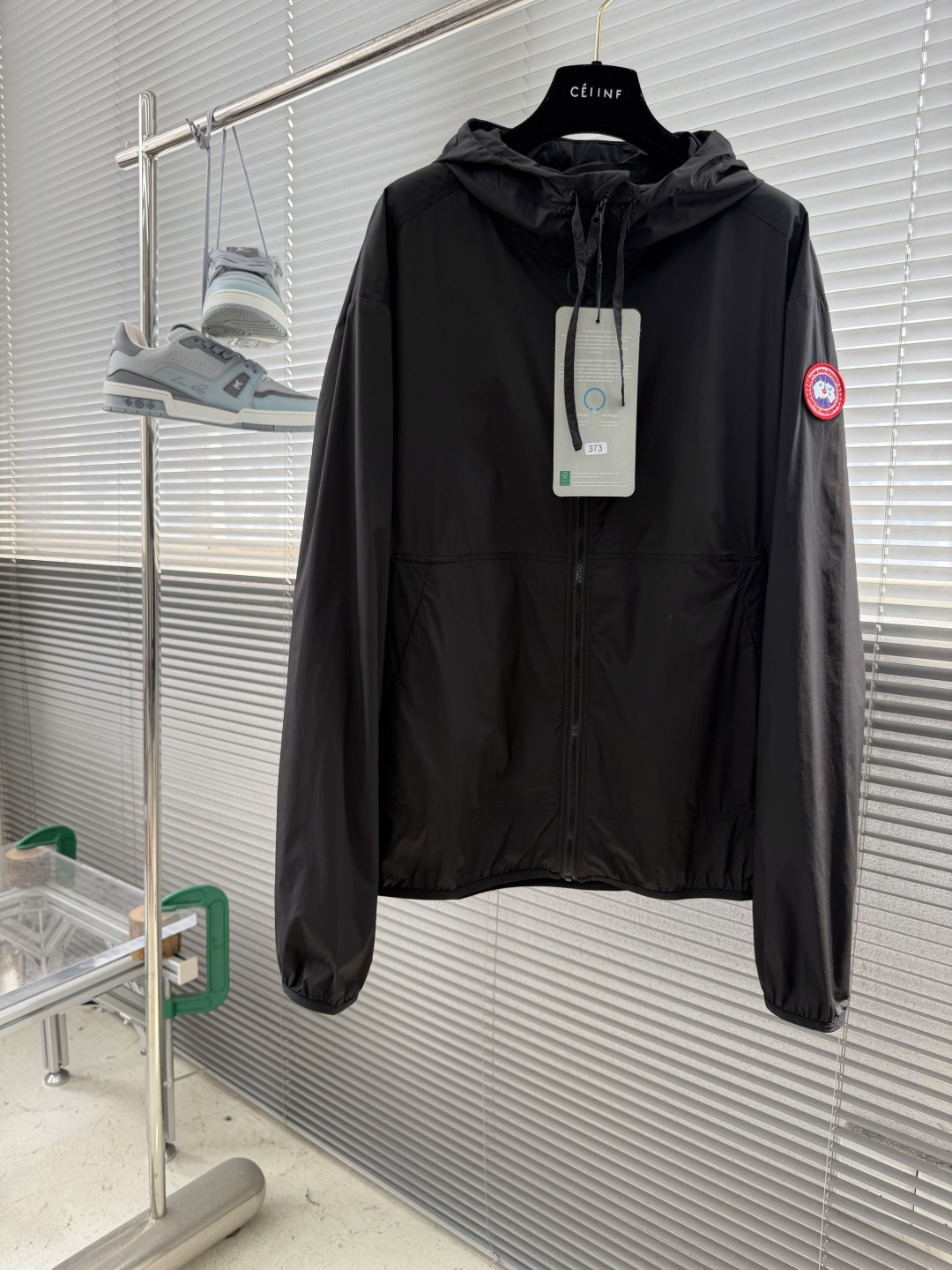 NO:905385,Jacket - Canada Goose emblem hooded windproof jacket is made of high-density nylon quick-drying fabric, which feels as light and thin as a second layer of skin. It has excellent moisture absorption and perspiration properties. It is not easy to stick to the body after sweating, and can quickly evaporate moisture, saying goodbye to stuffiness and stickiness. It also has excellent tear resistance. It can be used for commuting, outdoor travel or sports and fitness.  The cuffs and hem are bound with light olive green contrasting webbing, with elastic elastic fabric hidden inside, and double-layer stitching to fix the elastic structure. The tightening force is soft, the fitting part is not tight, and it effectively blocks wind penetration. The contrasting color design adds a sense of layering, and the wear-resistant binding is not easy to be damaged and fuzzed by long-term friction. The corners of the front square welt pocket are treated with triangular reinforcement and date processing, and double pressure lines surround the bag mouth. It has strong load-bearing capacity and is not easy to crack and deform after long-term use. Size: S M  L19860909外套 -Canada Goose 饰章连帽防风外套 采用高密尼龙速干面料,触感轻薄如第二层皮肤,自带出色的吸湿排汗属性,出汗后不易黏身,能快速挥发湿气,告别闷热黏腻,同时抗撕裂性能优异,无论是通勤、户外出行还是运动健身,都能发挥其实用性. 袖口和下摆选用浅橄榄绿撞色织带包边,内部隐藏弹力松紧布,双层车缝固定松紧结构.收紧力度柔和,贴合部位不紧绷,有效阻挡风渗入,撞色设计增添层次层次感,耐磨包边长期摩擦也不易破损起毛. 前置方形嵌线口袋边角做三角加固打枣处理,双道压线环绕袋口,承重性强且久用不易开裂变形. 码数:S M L XL 尺码衣长胸围肩宽 1 66 120 58   267.5 124 59 3 69 128 60   470.5 132 61,,jackets & coats,hats,,Men's clothing
