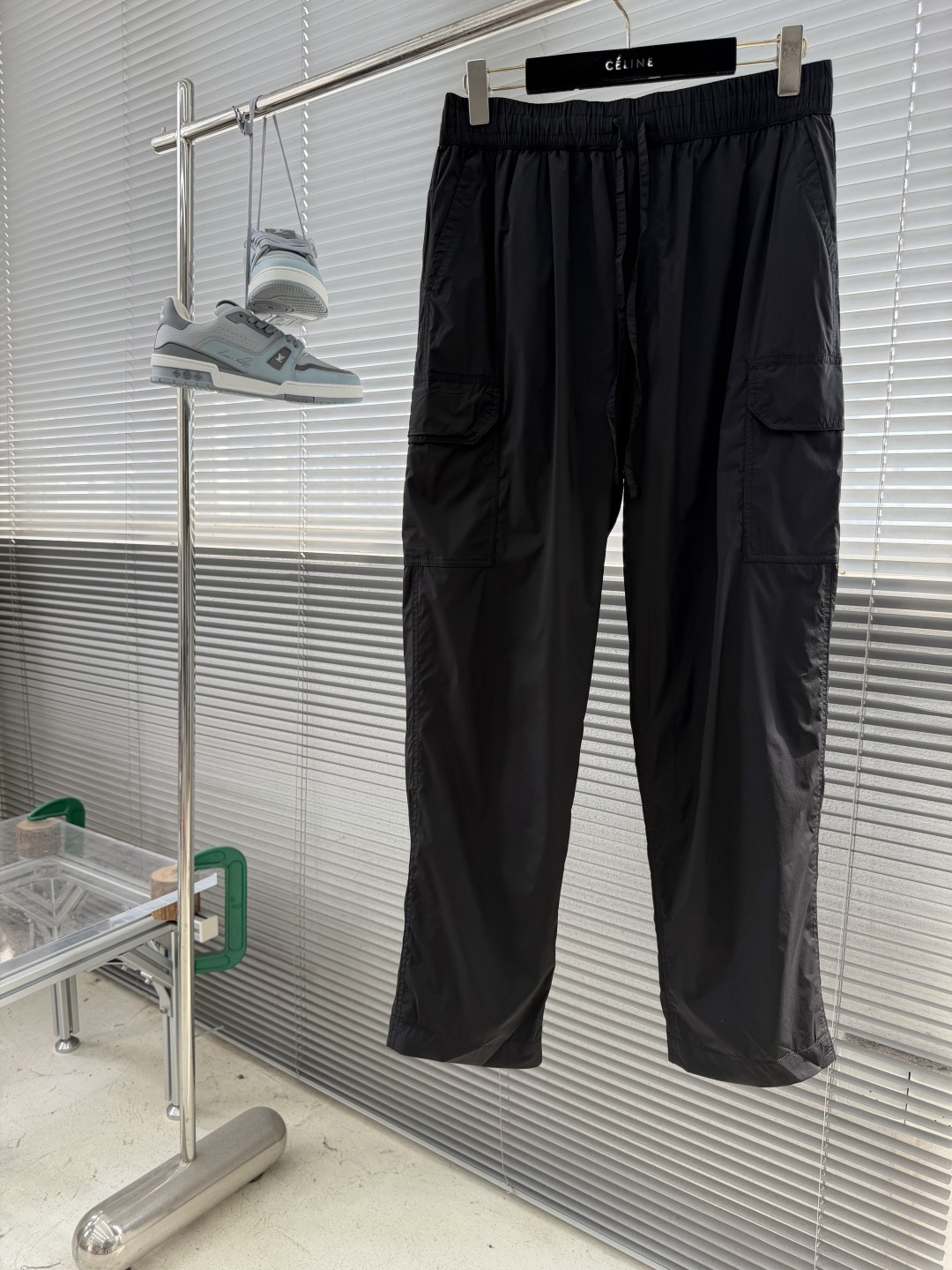 NO:905394,Trousers - Canada Goose emblem quick-drying trousers are made of high-density nylon quick-drying fabric, which feels as thin as a second layer of skin. It has excellent moisture absorption and perspiration properties. It is not easy to stick to the body after sweating. It can quickly evaporate moisture and say goodbye to stuffiness and stickiness. Whether it is summer commuting, outdoor travel or sports and fitness, you can stay dry and comfortable.  Made of high-elastic nylon mesh, the honeycomb hollow structure greatly improves the air circulation efficiency, does not affect the export of body surface moisture, and can keep the body feeling refreshed during exercise or sweating. The circular logo uses 3D lock stitch embroidery, with a stitch density of 12 stitches/cm, and the red, white and blue threads are accurately interwoven and there are no burrs on the edges; the black label model uses the same color dark embroidery technology to form a low-key texture contrast with the dark olive fabric.  The waist is designed with a double-layer elastic webbing, with a built-in 5mm wide elastic band, with a stretch rate of 25 and excellent resilience. It is combined with an adjustable drawstring system to achieve precise waist fit. The slits on both sides of the trousers are 5cm in length, and the twill hemming process is used to increase freedom of movement and avoid curling deformation.  The two-sided three-dimensional work patch pockets are neatly pressed with double parallel open stitches around the bag body. The stitch spacing is even and fine, and the corners are reinforced with dates, which greatly improves the load-bearing and pulling resistance. The pockets are three-dimensionally cut to fit the curvature of the trouser legs, without being bloated and bulging, and fit neatly into the pants shape. The lines are straight and wrinkle-free, taking into account both tough texture and practicality. Size: S M L XL size pants long seat waist S104  11078 M105 114 82 L106 11886 XL107 122 90,,19860909长裤 -Canada Goose 饰章速干长裤裤 采用高密尼龙速干面料,触感轻薄如第二层皮肤,自带出色的吸湿排汗属性,出汗后不易黏身,能快速挥发湿气,告别闷热黏腻,无论是夏日通勤、户外出行还是运动健身,都能保持干爽体感. 采用高弹锦纶网布,蜂窝状镂空结构大幅提升空气流通效率,不影响导出体表湿气,运动或出汗时也能保持体感清爽. 圆形徽标采用3D锁针绣,线迹密度达12针/cm,红、白、蓝三色线交织精准,边缘无毛刺； 黑标款则采用同色系暗绣技术,与深橄榄色面料形成低调质感对比. 腰部采用双层弹力织带设计,内置5mm宽橡筋,拉伸率达25且回弹性优异,配合可调节抽绳系统,实现精准腰围适配.裤脚两侧开衩长度5cm,采用斜纹包边工艺,既提升活动自由度,又避免卷边变形. 双侧立体工装贴袋运用双道平行明线环绕袋身工整压线,针距均匀细密,边角多处打枣加固,大幅提升承重与耐拉扯性.口袋立体剪裁贴合裤腿弧度,不会臃肿鼓包,利落贴合裤型,走线平直无褶皱毛边,兼顾硬朗质感与实用性. 码数:S M L XL 尺码裤长坐围腰围 S104 11078  M105 114  82 L106 11886  XL107 122 90,,,Men's clothing