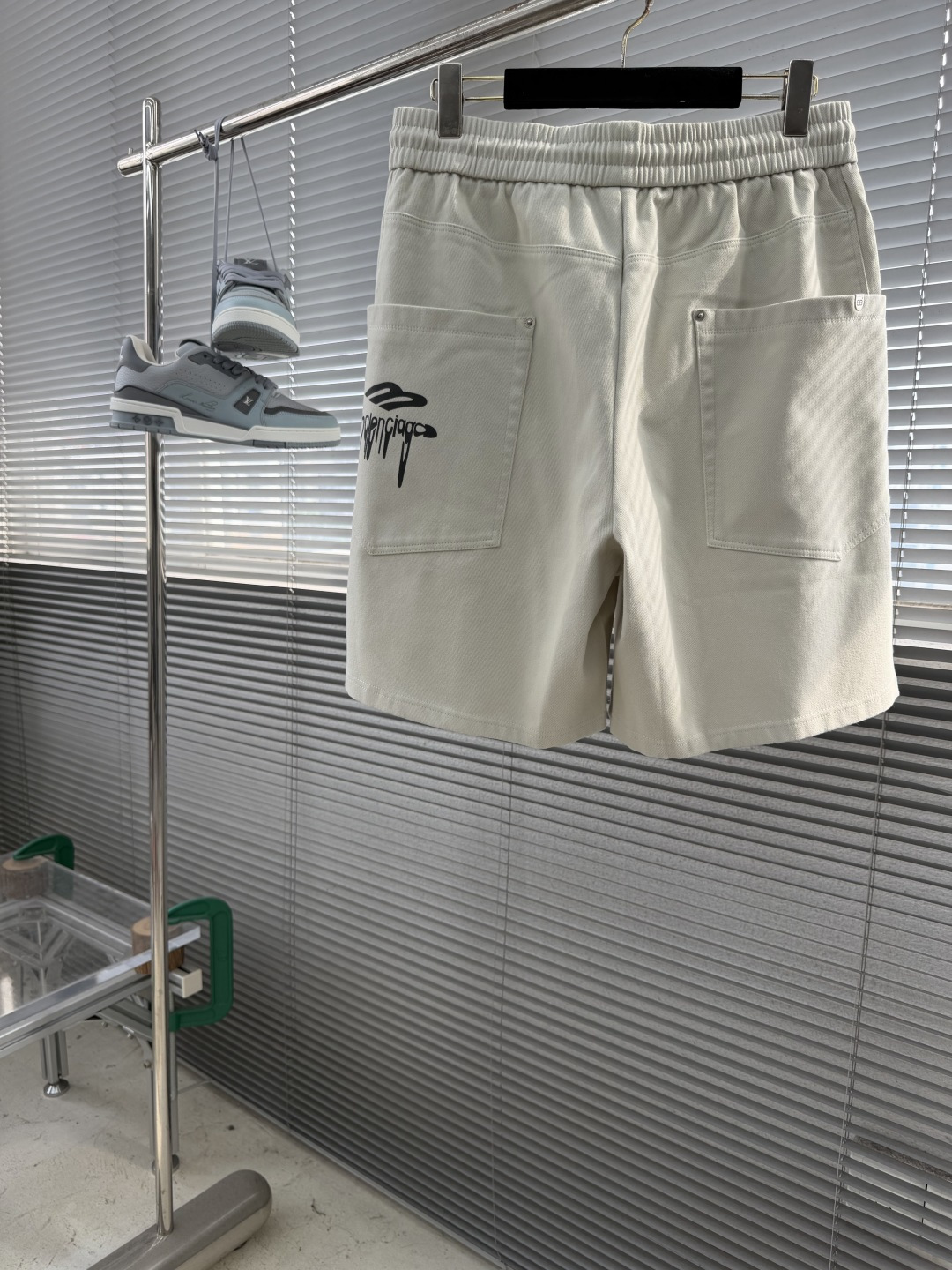 NO:905353,-Balenciag graffiti scimitar work shorts. Heavy twill washed fabric, with an old and soft texture. The iconic graffiti dripping font logo on the trouser pocket, full of street rebelliousness. Loose scimitar wide-leg cut, hiding the flesh and slimming without picking up the leg shape. Elastic drawstring waistband, comfortable to wear and take off in daily life. Large patch pockets and rivet details, full of workwear atmosphere. Pair with T-shirt short sleeves to directly capture the street atmosphere.  Size M-3XL,,balenciaga,shorts,T-shirt,tees,t-shirt,19860909-Balenciag 涂鸦弯刀工装短裤 重磅斜纹水洗面料,自带做旧柔和质感 裤袋标志性涂鸦滴落字体logo,街头叛逆感拉满 宽松弯刀阔腿剪裁,藏肉显瘦不挑腿型 松紧抽绳腰头,日常穿脱舒适自在 大贴袋铆钉细节加持,工装氛围十足 搭配T恤短袖直接拿捏街头氛围感 尺码M-3XL,,balenciaga,shorts,T-shirt,tees，t-shirt,,Men's clothing