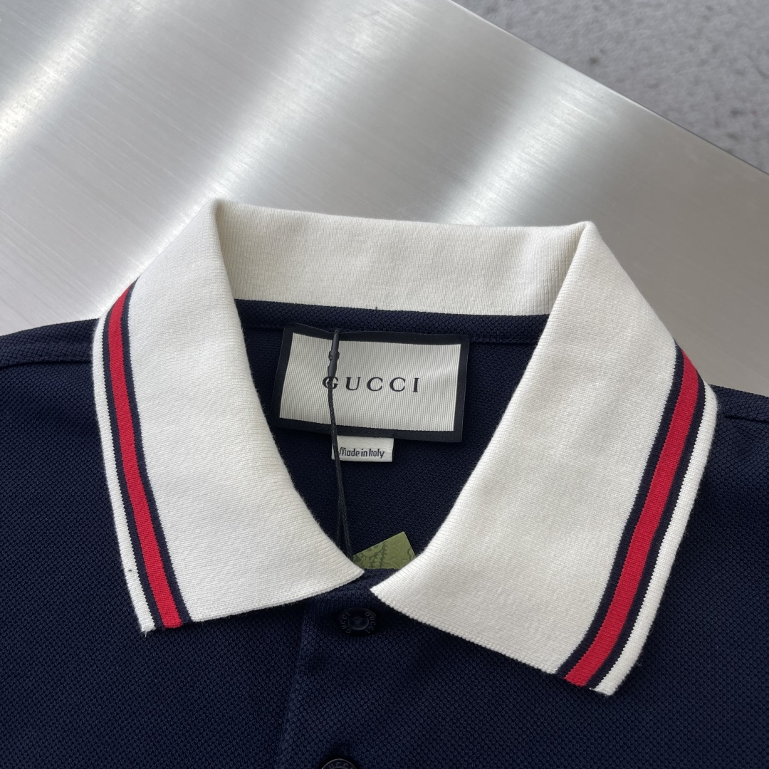 -GUCC     2026春夏短袖，以领口撞色为主调，巧妙融入口袋刺绣专柜元素，翻领Polo衫短袖🔥码