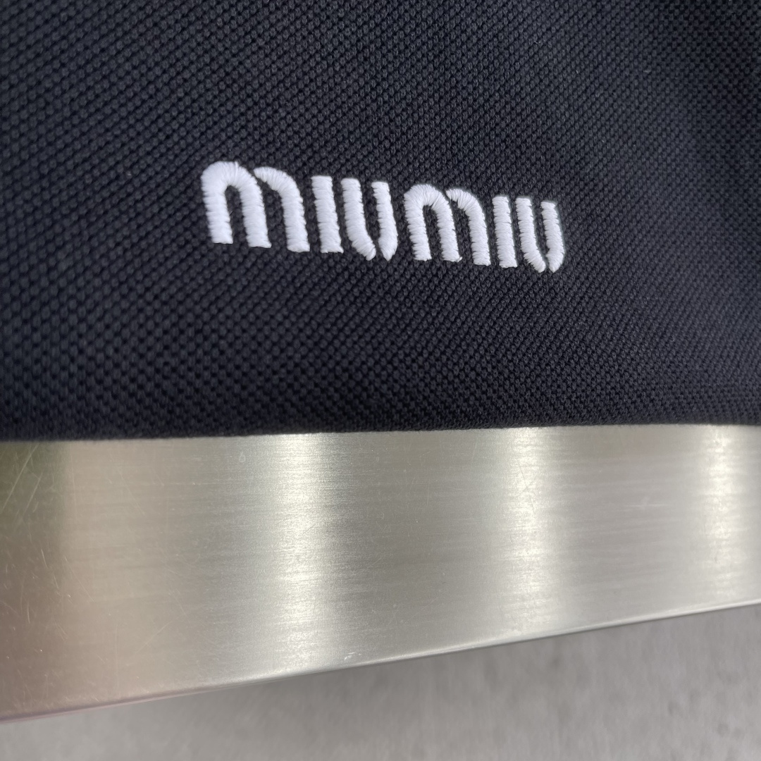 -miumiu   字母刺绣细节翻领Polo衫🔥高版本👍高质量码数：M-XXL颜色:黑色 藏青