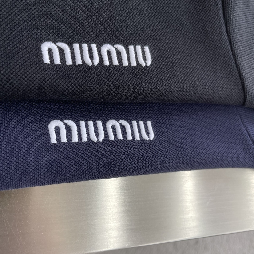-miumiu   字母刺绣细节翻领Polo衫🔥高版本👍高质量码数：M-XXL颜色:黑色 藏青
