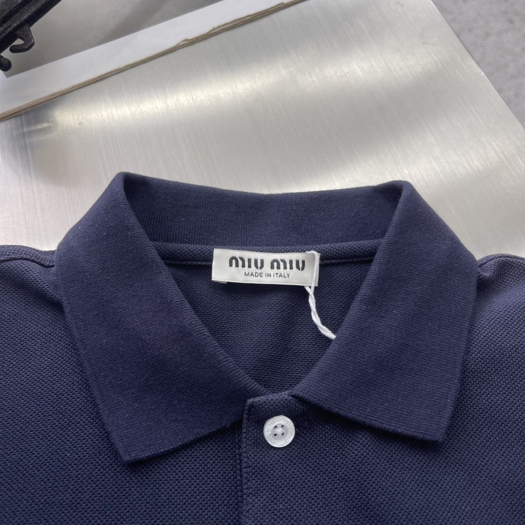 -miumiu   字母刺绣细节翻领Polo衫🔥高版本👍高质量码数：M-XXL颜色:黑色 藏青