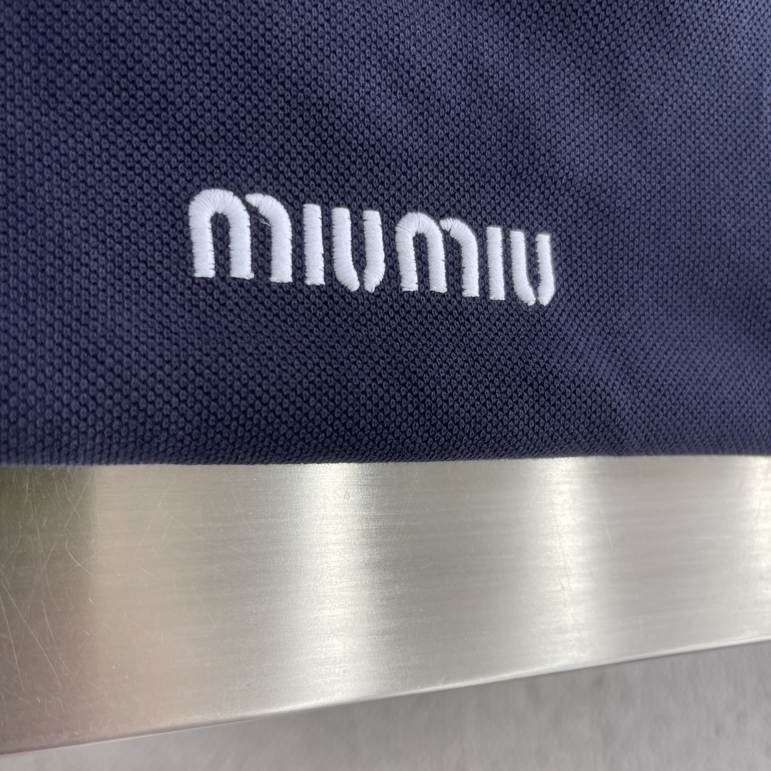 -miumiu   字母刺绣细节翻领Polo衫🔥高版本👍高质量码数：M-XXL颜色:黑色 藏青
