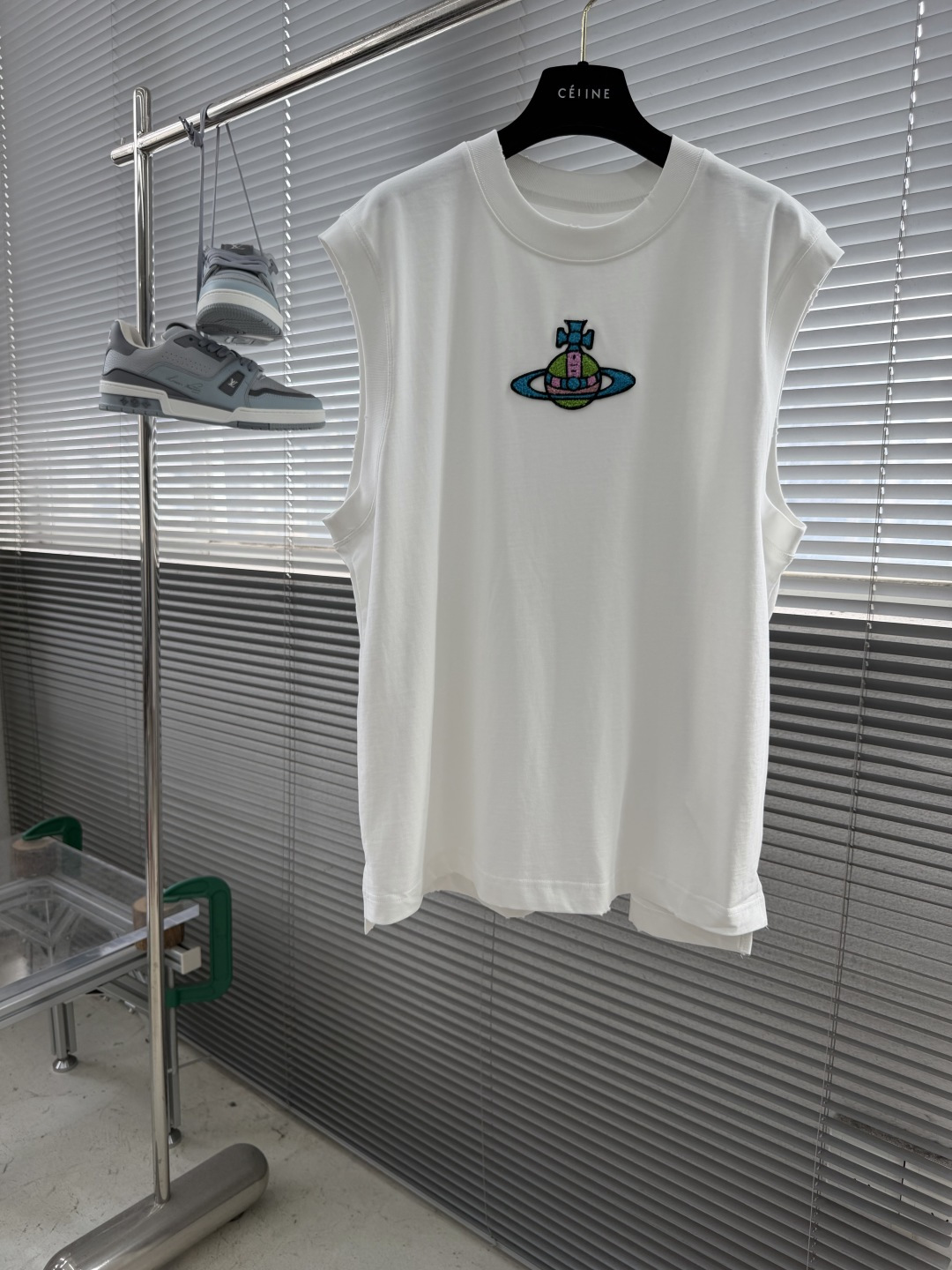 NO:905411,-Vivinne Westwood West Queen Elements Vest Made of pure cotton, with frayed details, towel embroidered cabinets with contrasting logos, slightly wide version, same style for men and women, summer needs color, code size S-XL,,19860909-Vivinne Westwood 西太后元素背心 纯棉材质,细节磨破处理 毛巾绣柜柜撞色logo 微阔版型,男女同款 夏天需要彩色 码数S-XL,,,Men's clothing