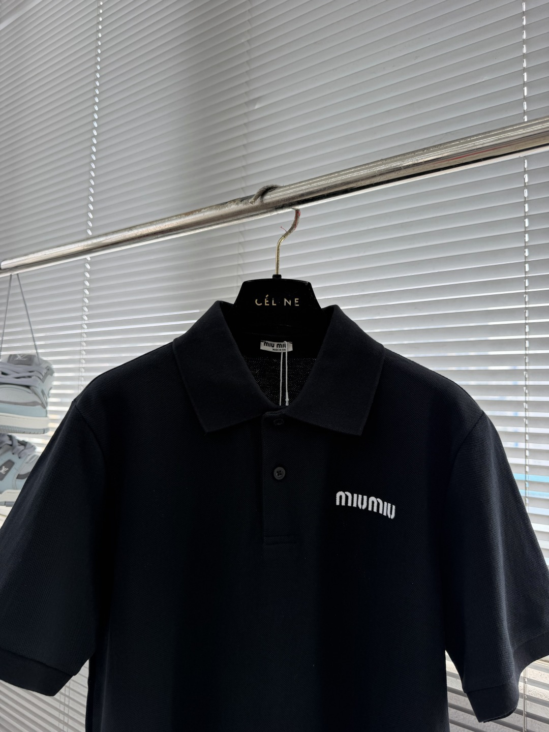 -miumiu   字母刺绣细节翻领Polo衫🔥高版本👍高质量码数：M-XXL颜色:黑色 藏青