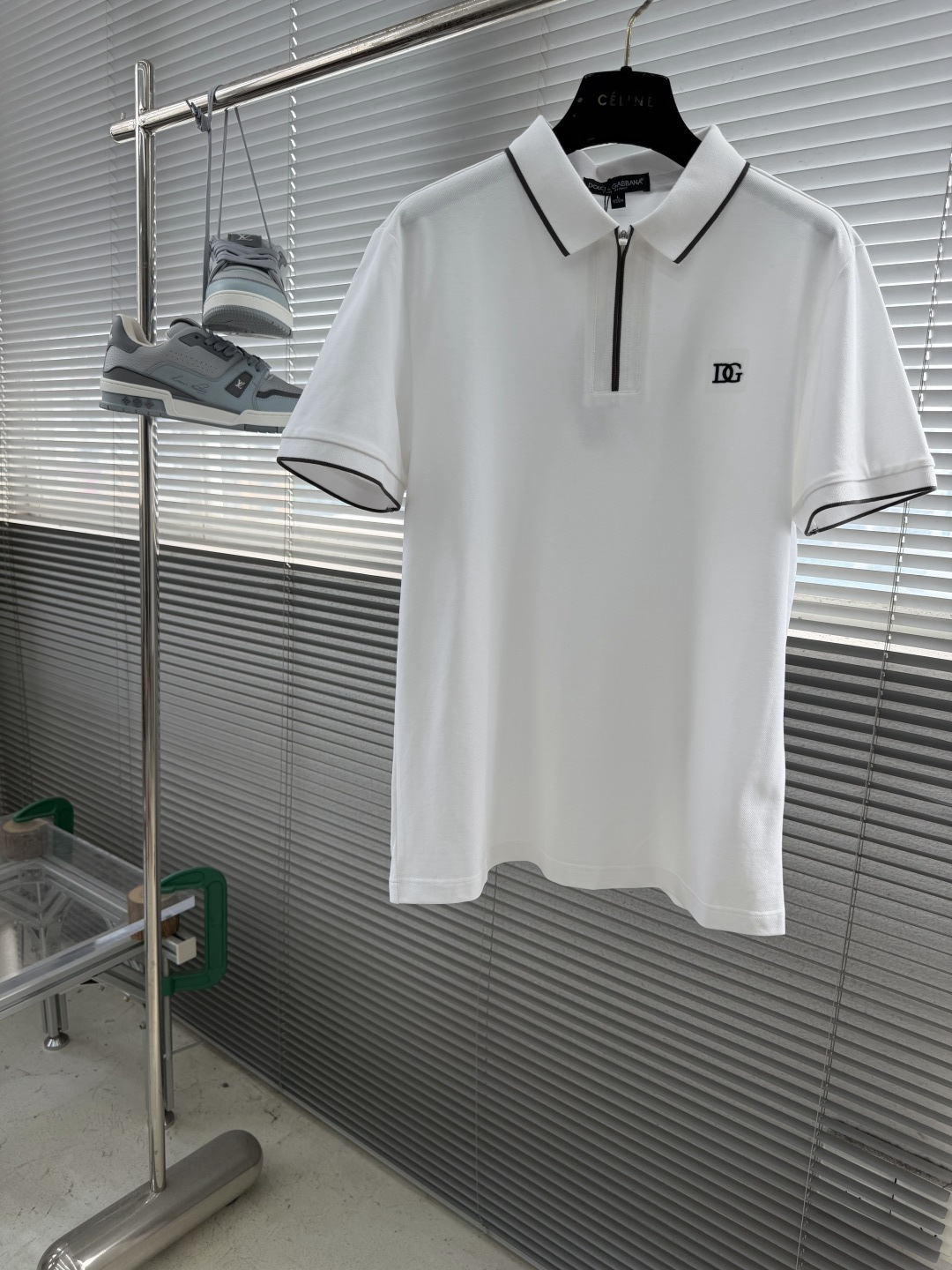 NO:914306,-DG2026 new spring and summer men's lapel Polo shirt, hot style, simple, fashionable and versatile, high-end quality, embroidered logo pattern design on the chest, custom mercerized piqué cotton fabric, comfortable to wear, breathable, high grade and texture, simple, generous and decent, fashionable without losing personality, casual upper body, handsome and stylish, showing big-name temperament. Size M-4XL Color White Khaki Black Can wear up to about 200 kilograms Please state your height and weight when placing an order.19860909-DG2026春夏新款男士翻领Polo衫 爆款 简洁时尚百搭 高端品质 胸前刺绣logo图案设计 定制丝光珠地棉面料 穿着舒适 透气 档次高很有质感 简单大方得体 时尚不失个性 上身休闲随性 帅气有型 彰显大牌气质. 尺码M-4XL 颜色白色 卡其 黑色 最大可穿200斤左右 下单请报身高体重,,,Men's clothing