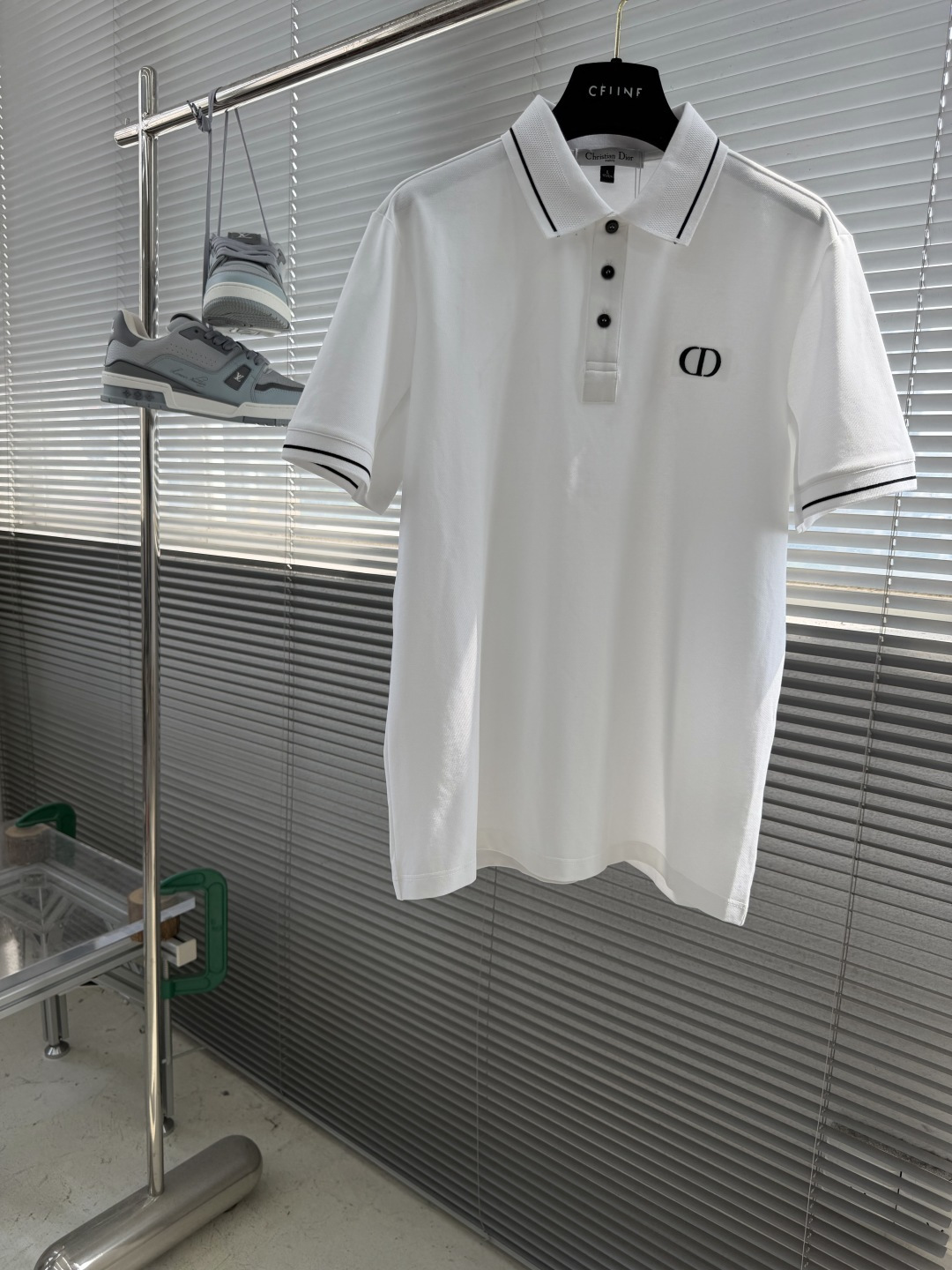 NO:917462,-Dio 2026 spring and summer new men's lapel Polo shirt, hot style, simple, fashionable and versatile, high-end quality, embroidered logo pattern design on the chest, custom mercerized piqué cotton fabric, comfortable to wear, breathable, high-grade and textured, simple and decent, fashionable without losing personality, the upper body is casual and casual, handsome and stylish, showing the big-name temperament. Size M-4XL Color White Green Black Can wear up to about 200 pounds  Please state your height and weight when placing an order, dior,19860909-Dio 2026春夏新款男士翻领Polo衫 爆款 简洁时尚百搭 高端品质 胸前刺绣logo图案设计 定制丝光珠地棉面料 穿着舒适 透气 档次高很有质感 简单大方得体 时尚不失个性 上身休闲随性 帅气有型 彰显大牌气质. 尺码M-4XL 颜色白色 绿色 黑色 最大可穿200斤左右 下单请报身高体重,,dior,,Men's clothing