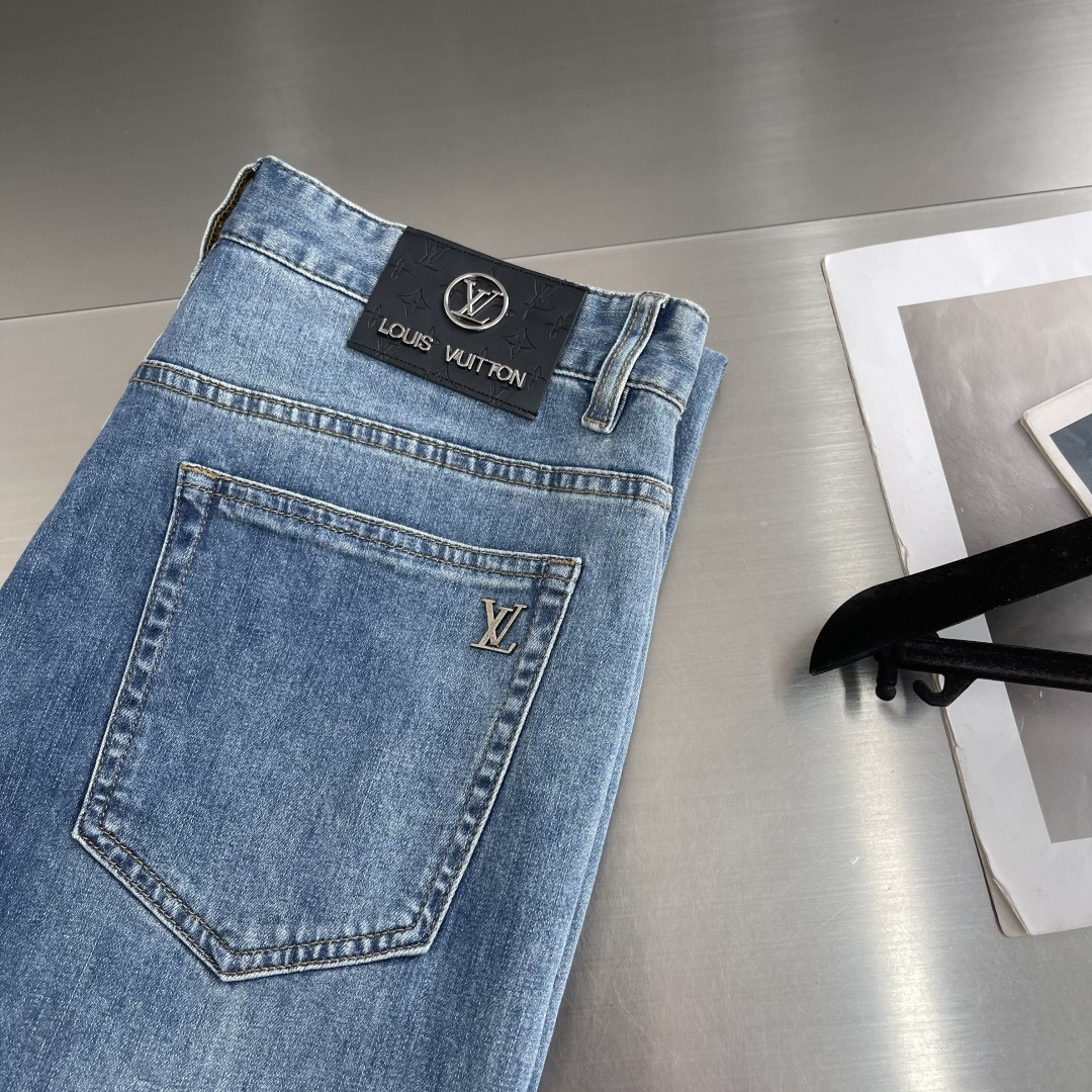 NO:912777,-Donkey brand 2026 spring and summer new men's slim fit jeans. Simple, fashionable and versatile. Hardware logo. Customized imported denim washed denim cotton fabric. Original accessories. Fine workmanship. Cool and energetic. Soft and delicate. Comfortable and breathable. Commuting style. Very high matching rate. Extremely durable. Counter quality. Super handsome upper body. Stylish. Size 29-42 (37.39.41),, louis vuitton,jeans,19860909-驴牌 2026春夏新款男士修身小脚牛仔裤 简洁时尚百搭 五金logo标识 定制进口丹宁水洗牛仔纯棉面料 原版辅料 做工精细 酷劲活力十足 柔软细腻 舒适透气 通勤款 搭配率极高 耐穿率爆表 专柜品质 上身超帅气 有型  码数29-42（37.39.41）,,louis vuitton,jeans,,Men's clothing