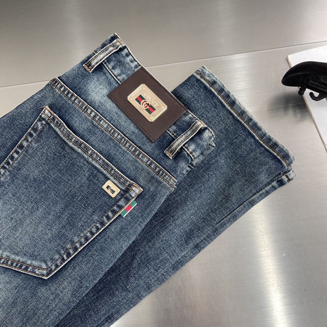 NO:917468,-GUCC men's fashion limited edition jeans, new spring and summer 2026, classic star-level items, pure blood quality!  The overall design carries the ancient style, with rich literary and retro colors. The iconic brand logo has been reshaped once again. The classic red and green contrasting ribbon elements are cleverly embroidered on the back pocket. The very unique design is equipped with a beautiful and personalized brand print, which brings the overall modern retro tone and fashion sense to the extreme. It is invincibly stunning!  The cut is perfect and the upper body effect is excellent. It can be easily matched with any top in the wardrobe. It has wide compatibility and is suitable for various daily wear. The upper body is full of style. It is a must-have trousers for those who control quality and are obsessed with vintage!  Size 29-42 (37.39.41),,gucci,gucci,jeans,19860909-GUCC 男士时装款限量牛仔裤,26年春夏新品,经典明星级单品,纯正血统品质！ 整体的设计承载了古家风格,浓郁的文艺复古色彩,标志性的品牌标识再一次得到重塑,经典红绿撞色织带元素巧妙刺绣后兜,非常别致的设计,搭载绝美个性化的品牌印花体,把整体的现代复古腔调及时髦感发挥到极致,无敌的惊艳！ 版型剪裁完美,上身效果绝佳,可轻松横扫衣橱任何的上装搭配,兼容性广泛,满足于日常各种穿搭,上身型款十足,于品质控及古迷控者必入型裤装！ 尺码29-42（37.39.41）,,gucci,gucci,jeans,,Men's clothing
