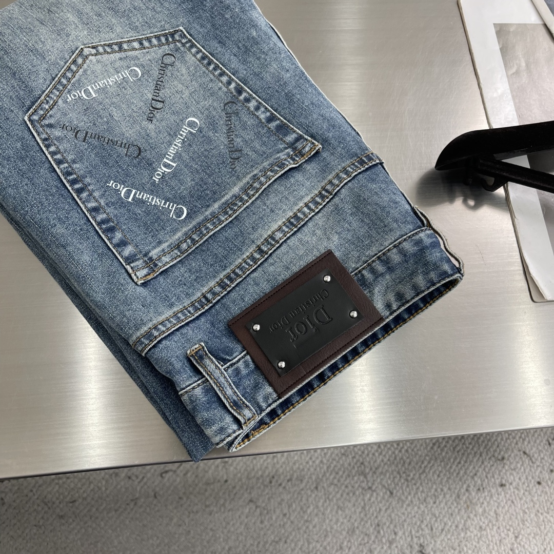 NO:914307,-Dio26ss new jeans, thin blue cow, stretchy fabric, high comfort, three-dimensional tailoring, fashionable printed letters on the back pocket, code number 29-42 (37.39.41),,dior,jeans,19860909-Dio26ss新品牛仔裤 薄款蓝牛 面料带弹力 舒适度高 立体剪裁 后口袋处搭配时尚印花字母 码数29-42（37.39.41）,,dior,jeans,,Men's clothing