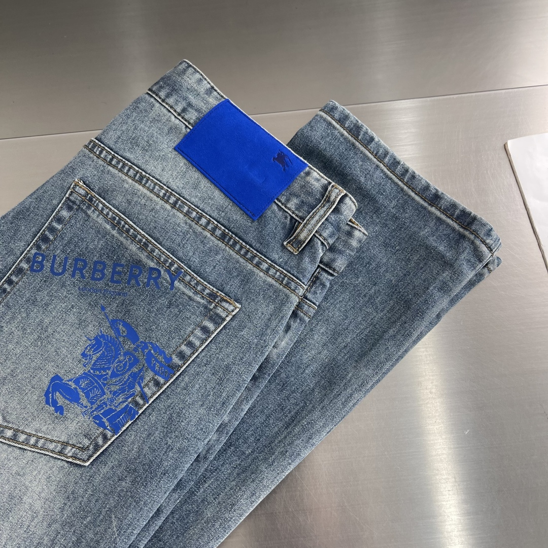 NO:914310,-BBR's 26ss new jeans, high-end quality, stretchy fabric, light color, fashionable and versatile, overall comfortable and soft feel, knight print, molded and customized original hardware, continuing the brand's fashion elements, code number: 29-42 (37.39.41),,jeans,19860909-BBR家 26ss新款牛仔裤 高端品质 面料带弹力 浅色系 时尚百搭 整体手感舒适柔软 骑士印花 开模定制原版五金 延续品牌时尚元素 码数:29-42（37.39.41）,,jeans,,Men's clothing
