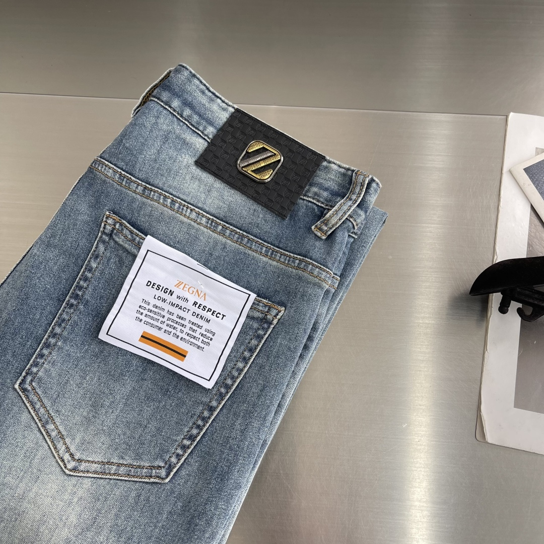 NO:914313,-Z ZEGN 26 new spring and summer jeans are easy to wear and don’t have to worry about your figure. There are not many restrictions on matching. They can be casually and concisely set off other items to show your own style and posture~  I have to give it a thumbs up for its practicality. There is no choice in the version/detailed design. Whoever wears it will look better. This pair of jeans really flatters the leg shape better than you think. The overall focus is on comfort. The size of the trouser legs is just right. It makes the legs slimmer and straighter. It is easy to wear long legs that fill the screen, and the elongated proportions are full of aura!  It can be matched with any style of item, and can be matched with various T-shirts/shirts and knitted jackets. You no longer have to worry about matching when going out in daily life. Sizes 39-42 (37.39.41), jeans, jackets & coats, shirts, tees, t-shirt,19860909-Z ZEGN 26春夏新品牛仔裤 好穿不挑身材,在搭配上没有太多的限制 随意简洁的衬托其他单品,来展现自己的风格姿态～ 对于它的实穿性不得不竖起一个大拇指了,版型／细节设计没得挑,谁穿谁好看.这款牛仔裤真的要比你想象中更加修饰腿型,整体以舒适为主,裤腿大小做的恰到好处,显瘦显腿直,轻松穿出满屏的大长腿,拉长比例气场全开！ 可以百搭任何风格的单品,搭配各种T恤／衬衫,针织外套都可,日常外出不必再为搭配而烦恼了 尺码39-42（37.39.41）,,jeans,jackets & coats,shirts,tees，t-shirt,,Men's clothing