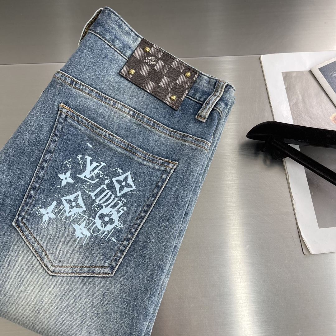 NO:912783,-Donkey brand 2026 spring and summer new men's slim fit jeans. Simple, fashionable and versatile. Printed logo pattern design. Customized imported denim washed denim cotton fabric. Original accessories. Fine workmanship. Cool and energetic. Soft and delicate. Comfortable and breathable. Commuting style. Very high match rate. Extremely durable. Counter quality. Super handsome upper body. Stylish. Size 29-42 (37 39 41),, louis vuitton,jeans,19860909-驴牌 2026春夏新款男士修身小脚牛仔裤 简洁时尚百搭 印花logo图案设计 定制进口丹宁水洗牛仔纯棉面料 原版辅料 做工精细 酷劲活力十足 柔软细腻 舒适透气 通勤款 搭配率极高 耐穿率爆表 专柜品质 上身超帅气 有型  码数29-42（37 39 41）,,louis vuitton,jeans,,Men's clothing