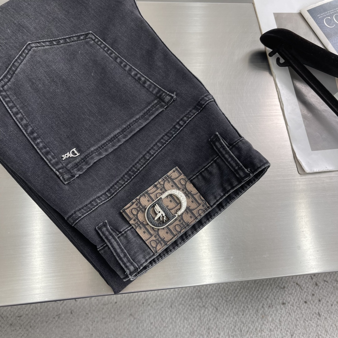NO:912786,-Dio 2026s are easy to wear without being picky about your figure. There are not many restrictions on matching. They can be casually and concisely set off other items to show your own style and posture~ I have to give it a thumbs up for its practicality. There is no choice in version/detail design. Whoever wears it will look better. This pair of jeans really modifies the leg shape better than you think. The overall focus is on comfort. The size of the trouser legs is just right. It makes the legs slimmer and straighter. It is easy to wear long legs that fill the screen, and the elongated proportions are full of aura!  It can be matched with any style of item, and can be matched with various T-shirts/shirts and knitted jackets. You don’t have to worry about matching for daily outings. Sizes 29-42 (37.39.41), dior, jeans, jackets & coats, shirts, tees, t-shirt,19860909-Dio 2026s好穿不挑身材在搭配上没有太多的限制 随意简洁的衬托其他单品,来展现自己的风格姿态～ 对于它的实穿性不得不竖起一个大拇指了,版型／细节设计没得挑,谁穿谁好看.这款牛仔裤真的要比你想象中更加修饰腿型,整体以舒适为主,裤腿大小做的恰到好处,显瘦显腿直,轻松穿出满屏的大长腿,拉长比例气场全开！ 可以百搭任何风格的单品,搭配各种T恤／衬衫,针织外套都可,日常外出不必再为搭配而烦恼了 尺码29-42（37.39.41）,,dior,jeans,jackets & coats,shirts,tees，t-shirt,,Men's clothing
