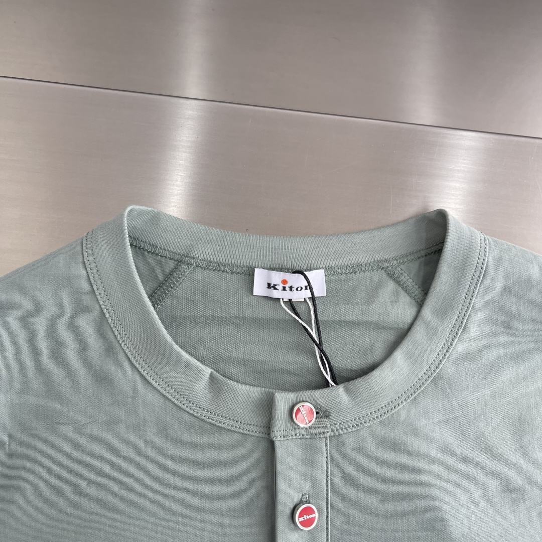 -Kiton   复古老钱风亨利领正肩透气短袖 码数：M.L.XL.2XL.3XL.4XL尺码	衣长  
