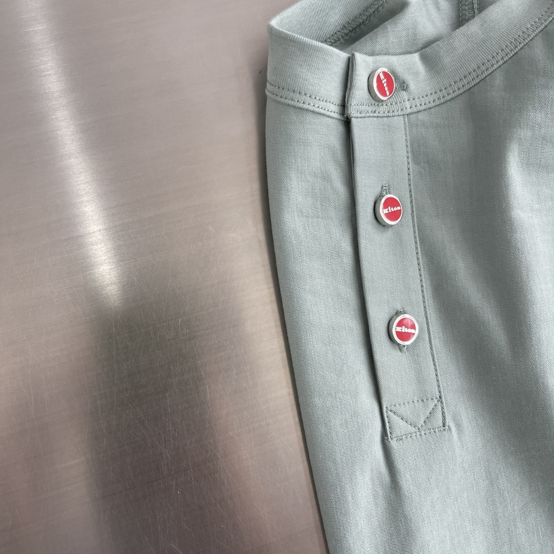-Kiton   复古老钱风亨利领正肩透气短袖 码数：M.L.XL.2XL.3XL.4XL尺码	衣长  
