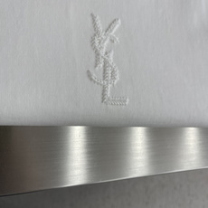 -YSL 2026春夏短袖,以编织绣为主调,巧妙融入前后幅对应logo专柜元素,打破传统短袖的单调 -YSL 2026春夏短袖,以编织绣为主调,巧妙融入前后幅对应logo专柜元素,打破传统短袖的单调