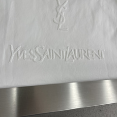 -YSL 2026春夏短袖,以编织绣为主调,巧妙融入前后幅对应logo专柜元素,打破传统短袖的单调 -YSL 2026春夏短袖,以编织绣为主调,巧妙融入前后幅对应logo专柜元素,打破传统短袖的单调