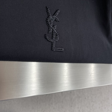 -YSL 2026春夏短袖,以编织绣为主调,巧妙融入前后幅对应logo专柜元素,打破传统短袖的单调 -YSL 2026春夏短袖,以编织绣为主调,巧妙融入前后幅对应logo专柜元素,打破传统短袖的单调
