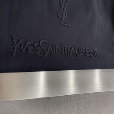 -YSL 2026春夏短袖,以编织绣为主调,巧妙融入前后幅对应logo专柜元素,打破传统短袖的单调 -YSL 2026春夏短袖,以编织绣为主调,巧妙融入前后幅对应logo专柜元素,打破传统短袖的单调