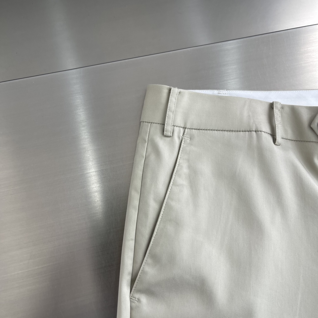 -Loro Piana    常年热销经典休闲长裤，兼顾通勤体面与日常舒适，四季穿搭刚需单品。甄选优质棉