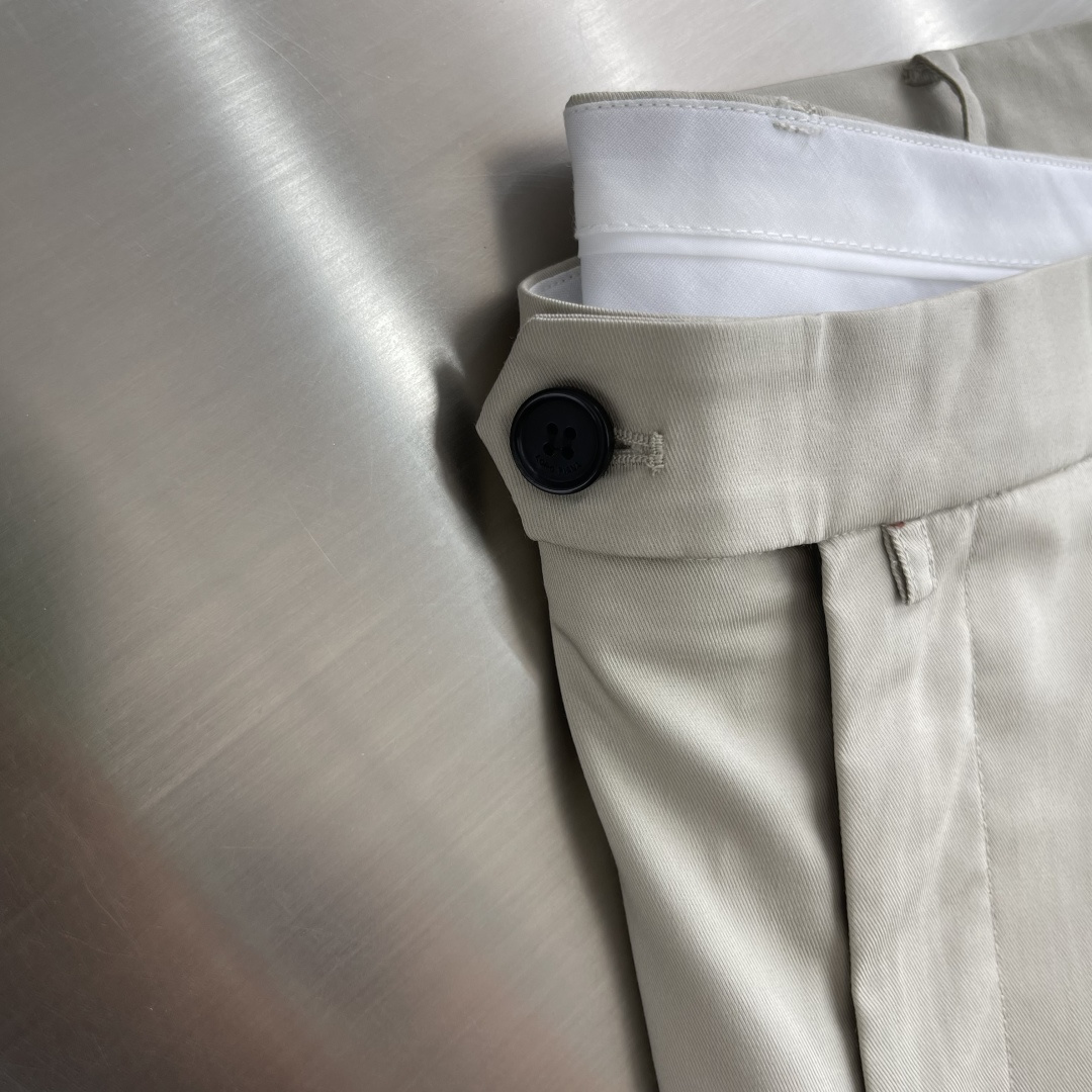 -Loro Piana    常年热销经典休闲长裤，兼顾通勤体面与日常舒适，四季穿搭刚需单品。甄选优质棉