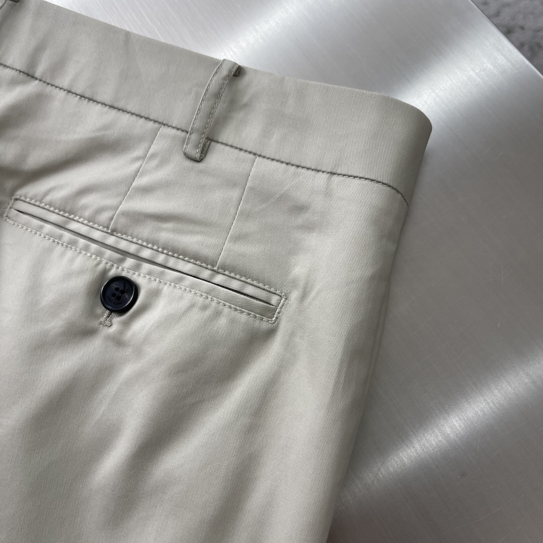 -Loro Piana    常年热销经典休闲长裤，兼顾通勤体面与日常舒适，四季穿搭刚需单品。甄选优质棉