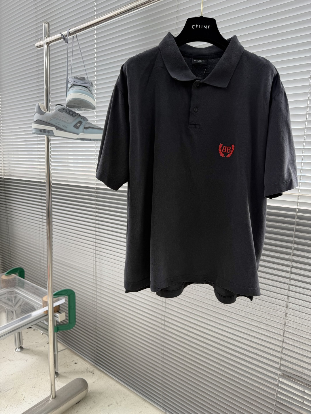 -Balenciag    SS26 Laurel 纯色翻领褪色棉质珠地布纽扣短袖 Polo衫 常规版型