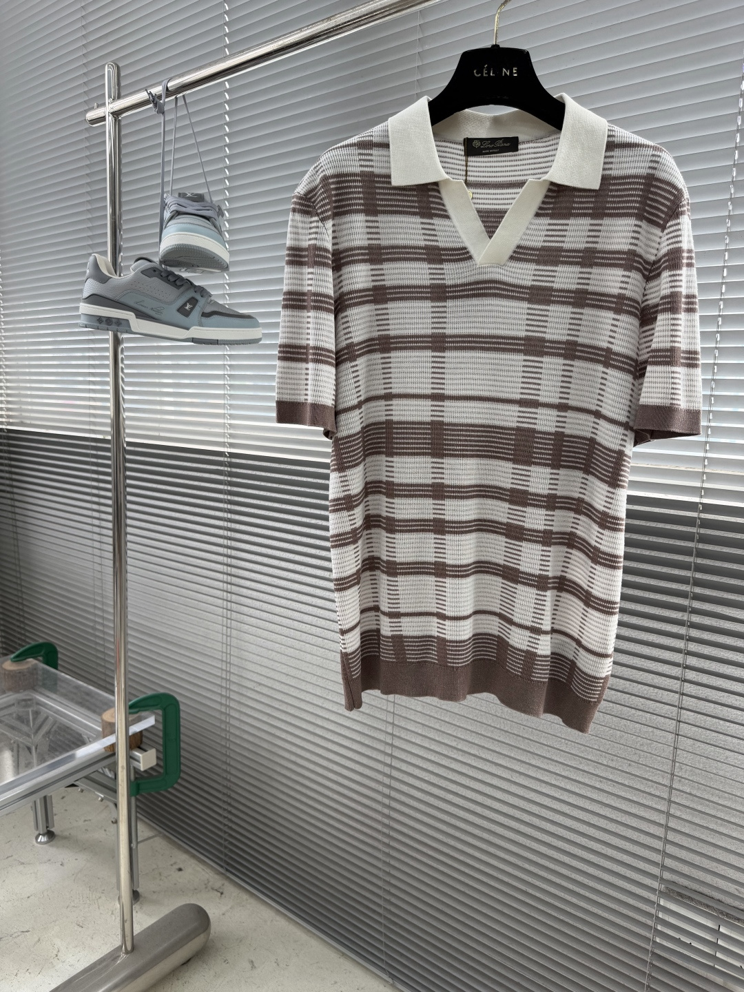 NO:917463,-Loro Piana 26SS new spring and summer acetate linen blended knitted lapel short Tee, men's three-dimensional vertical stripe texture jacquard business casual knitted short-sleeved Polo shirt! Trading company channels are rare and available on the official website simultaneously! LP's new knitted Polo shirt is dedicated. When you first see it, you will be attracted by its low-key yet stylish design, as if it has its own magic power that can instantly enhance the wearer's temperament! This Polo shirt is made of custom-made acetate linen blended knitted fabric. Acetate fabric has always been known for its excellent drape and gloss. It gives the clothing a high-end texture, making the entire Polo shirt faintly exude a soft luster under the light, as if it has its own elegant filter! As a natural fiber endowed by nature, flax has unparalleled breathability. In hot summer, when sweat quietly seeps out, flax fiber can quickly discharge the moisture from the body, keeping the skin dry and comfortable! The vertical texture jacquard design of the body is delicate and exquisite. It does not visually widen the body shape as easily as horizontal stripes, but cleverly and naturally modifies the body line! When you wear it, the vertical stripes will guide people's eyes to extend vertically, making your figure look longer and taller! The classic lapel is paired with three shell buttons. This design abandons exaggerated elements, leaving only restrained sophistication! The fit-fitting design is neither too loose, making you look sluggish, nor too tight, making you feel constrained and uncomfortable. It can perfectly fit the body curves and show off the wearer's figure advantages! Size 48-56 (M-3XL),,loro piana,loro piana,T-shirt,19860909-Loro Piana 26SS春夏新款醋酸亚麻混纺针织翻领短Tee,男士立体竖条纹肌理提花商务休闲针织短袖Polo衫！贸易公司渠道稀出,同步官网发售！LP新款针织Polo衫奉献,当你第一眼看到它,便会被其低调而不失格调的设计所吸引,仿佛它自带一种魔力,能瞬间提升穿着者的气质！ 这款Polo衫采用客供定制醋酸亚麻混纺针织面料,醋酸面料向来以其优良的垂坠感和光泽度著称,它赋予了衣物一种高级的质感,让整件Polo衫在光线下隐隐散发着柔和的光泽,仿佛自带一层优雅的滤镜！而亚麻作为大自然赋予的天然纤维,有着无可比拟的透气性,在炎炎夏日,当汗水悄然渗出,亚麻纤维能迅速将湿气排出体外,保持肌肤的干爽与舒适！衣身竖向肌理提花设计,细腻而精致,它不像横条纹那样容易在视觉上拉宽身形,而是巧妙地自然修饰身形线条！当你穿上它竖条纹会引导人们的视线纵向延伸,让你的身形看起来更加修长挺拔！经典翻领搭配三颗贝壳扣,这种设计摒弃了浮夸的元素,只留下克制的精致！合身版型设计既不会过于宽松,让你看起来拖沓臃肿,也不会过于紧身,让你感到束缚不适,能够完美地贴合身体曲线,展现出穿着者的身材优势！ 尺码48-56（M-3XL）,,loro piana,loro piana,T-shirt,,Men's clothing
