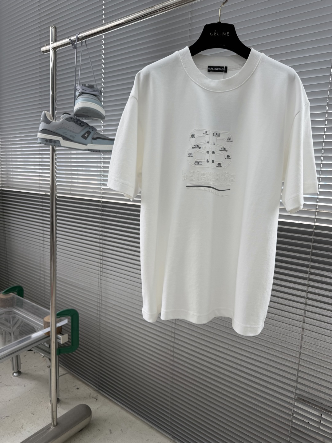 NO:917461,-Balenciag  The 2026 spring and summer short-sleeves are mainly printed, and cleverly integrated with the corresponding logo counter elements on the front and back panels, breaking the monotony of traditional short-sleeves and highlighting individuality and uninhibitedness. The three-dimensional tailoring fits the body shape, and the design is neat and stylish, easily elongating the leg lines, creating a casual and free casual style. High-quality fabrics are comfortable  It is suitable for keeping warm, has both thermal insulation and comfort, and is suitable for daily outings or light outdoor scenes. The triangular jacquard embellishment on the back adds a fashionable texture. Whether it is a casual look with a T-shirt and jeans, or a mixed style layered, it can be easily managed. It is an indispensable fashion item in the spring and summer transition seasons.  Same style for men and women, sizes S-XXL,,balenciaga,jeans,T-shirt,tees,t-shirt,19860909-Balenciag 2026春夏短袖,以印花主调,巧妙融入前后幅对应logo专柜元素,打破传统短袖的单调感,彰显个性与不羁.立体剪裁贴合身形,设计利落有型,轻松拉长腿部线条,打造随性洒脱的休闲风格.优质面料舒适保暖,兼具保温性与舒适感,适合日常出街或轻户外场景.细节后背三角提花点缀,增添时尚质感,无论是搭配T恤牛仔裤的休闲look,还是叠的混搭风,都能轻松驾驭,是春夏过渡季不可或缺的时尚单品. 男女同款 尺码S-XXL,,balenciaga,jeans,T-shirt,tees，t-shirt,,Men's clothing