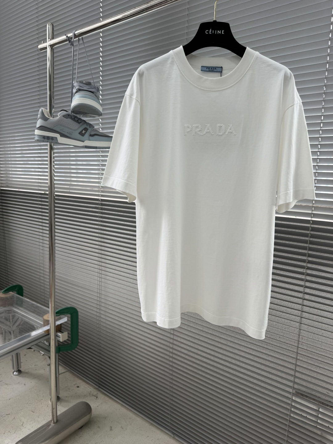 NO:917459,-PRAD  The 2026 spring and summer short-sleeves are mainly based on woven embroidery, and cleverly incorporate the corresponding logo counter elements on the front and back panels, breaking the monotony of traditional short-sleeves and highlighting individuality and uninhibitedness. The three-dimensional tailoring fits the body shape, and the design is neat and stylish, easily elongating the leg lines, creating a casual and free casual style. High-quality fabrics  Comfortable and warm, with both thermal insulation and comfort, it is suitable for daily outings or light outdoor scenes. The triangular jacquard embellishment on the back adds a fashionable texture. Whether it is a casual look with a T-shirt and jeans, or a layered mix and match style, it can be easily controlled. It is an indispensable fashion item in the transitional season between spring and summer.  Same style for men and women, sizes S-XXL, prada, jeans, T-shirt, tees, t-shirt,19860909-PRAD 2026春夏短袖,以编织绣为主调,巧妙融入前后幅对应logo专柜元素,打破传统短袖的单调感,彰显个性与不羁.立体剪裁贴合身形,设计利落有型,轻松拉长腿部线条,打造随性洒脱的休闲风格.优质面料舒适保暖,兼具保温性与舒适感,适合日常出街或轻户外场景.细节后背三角提花点缀,增添时尚质感,无论是搭配T恤牛仔裤的休闲look,还是叠的混搭风,都能轻松驾驭,是春夏过渡季不可或缺的时尚单品. 男女同款 尺码S-XXL,,prada,jeans,T-shirt,tees，t-shirt,,Men's clothing
