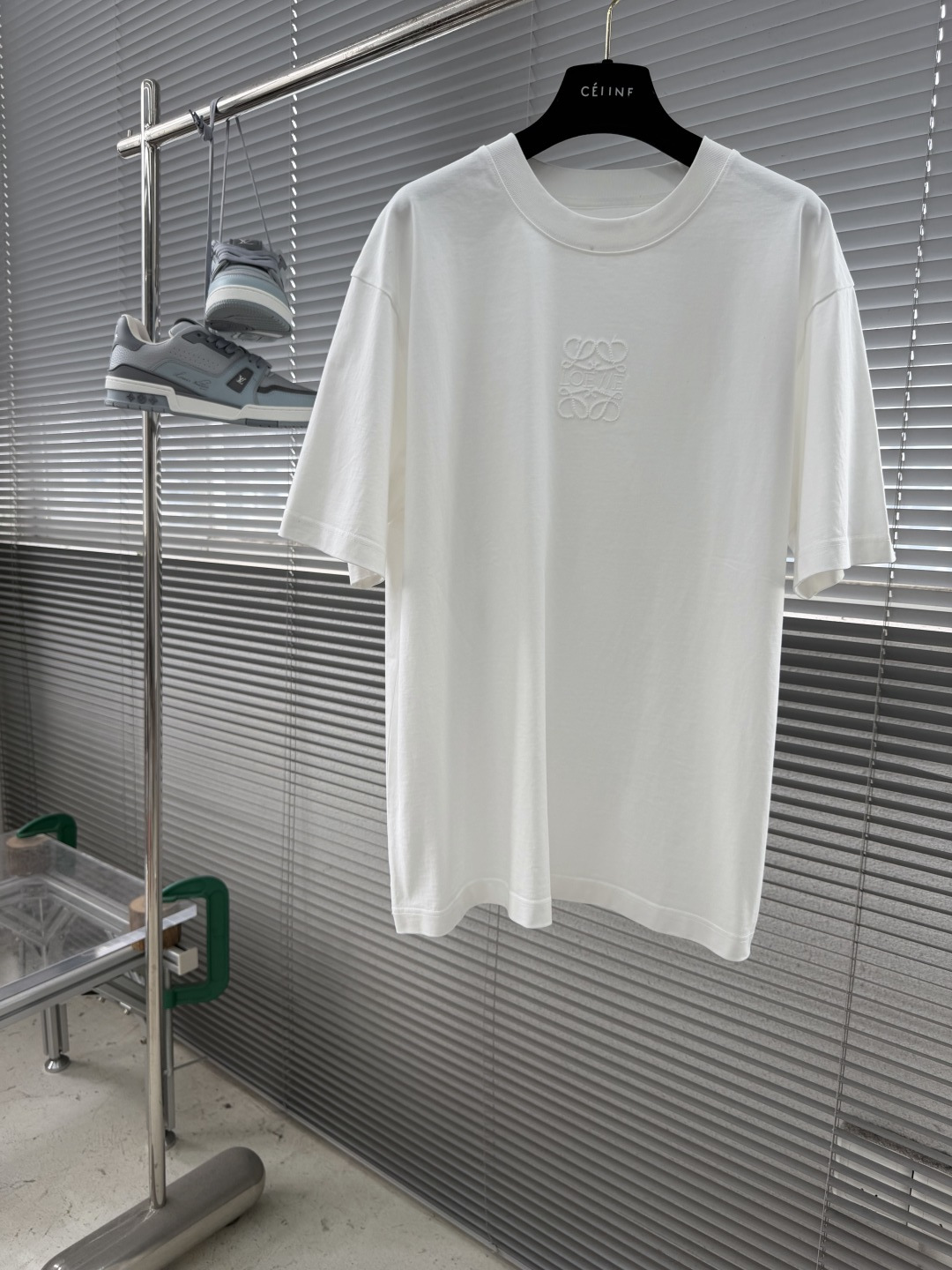 NO:914325,-LOEW 2026ss summer latest series graphic logo short-sleeved T-shirt, everyone must have one!  Imported top-quality combed cotton fabric, extremely skin-friendly and comfortable. It feels very delicate, has a good texture, and perfectly embodies the three-dimensional effect. It is in line with the brand's consistent design style. It is a very good overall product and can be worn alone without any problem. Sizes: S-XXL, loewe, T-shirt, tees, t-shirt,19860909-LOEW 2026ss夏装最新系列图案logo短袖T恤 必须人手一件的节奏！进口顶极精梳棉面料,极为亲肤舒适 摸上去非常的细腻,质感很好,完美体现立体感 符合品牌一贯设计风格,整体非常不错的一款,内搭单穿都完全没问题 尺码:S-XXL,,loewe,T-shirt,tees，t-shirt,,Men's clothing